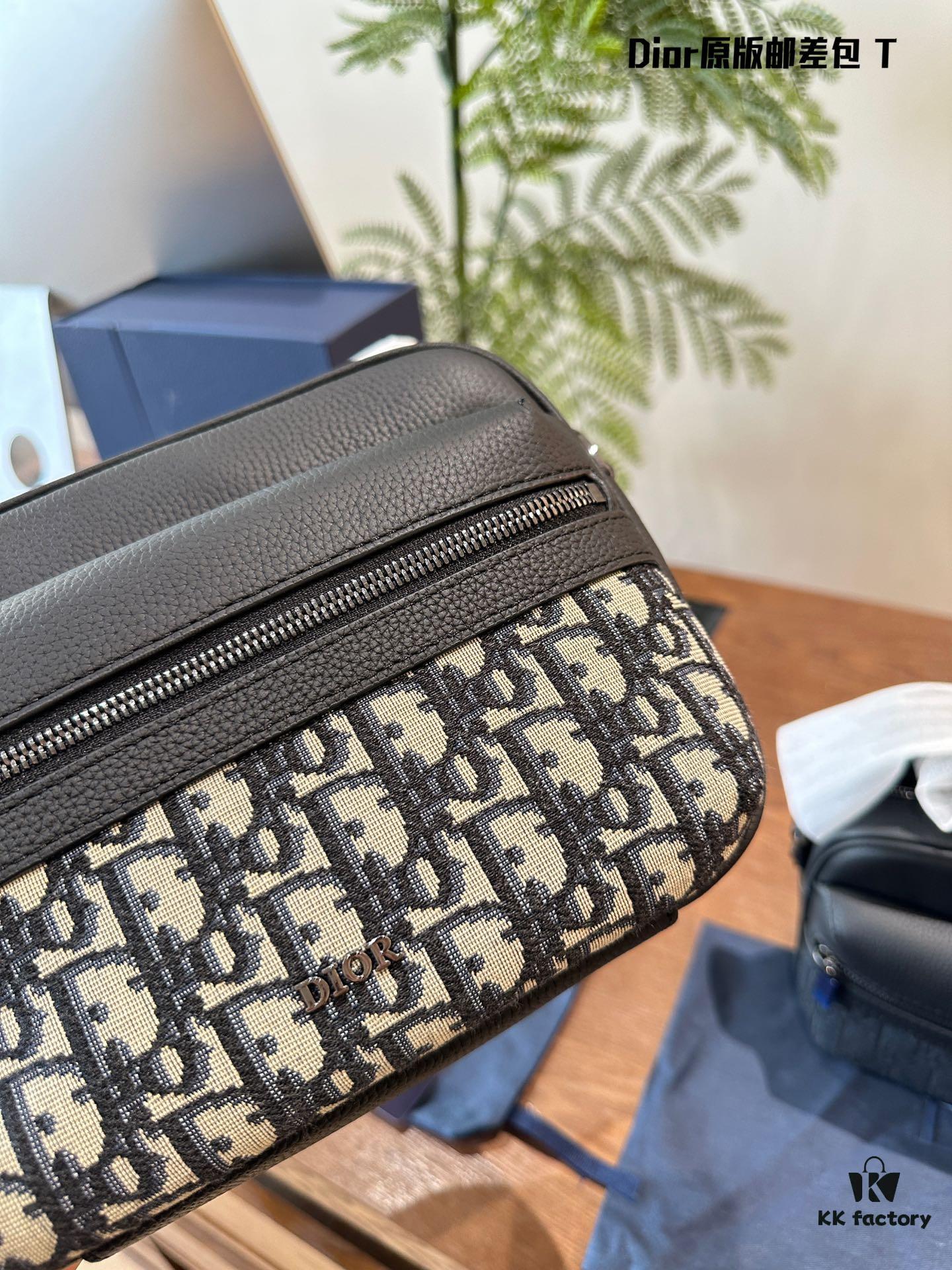 692f111a4ecd253cf1078c63 Dior Men's Messenger Bag