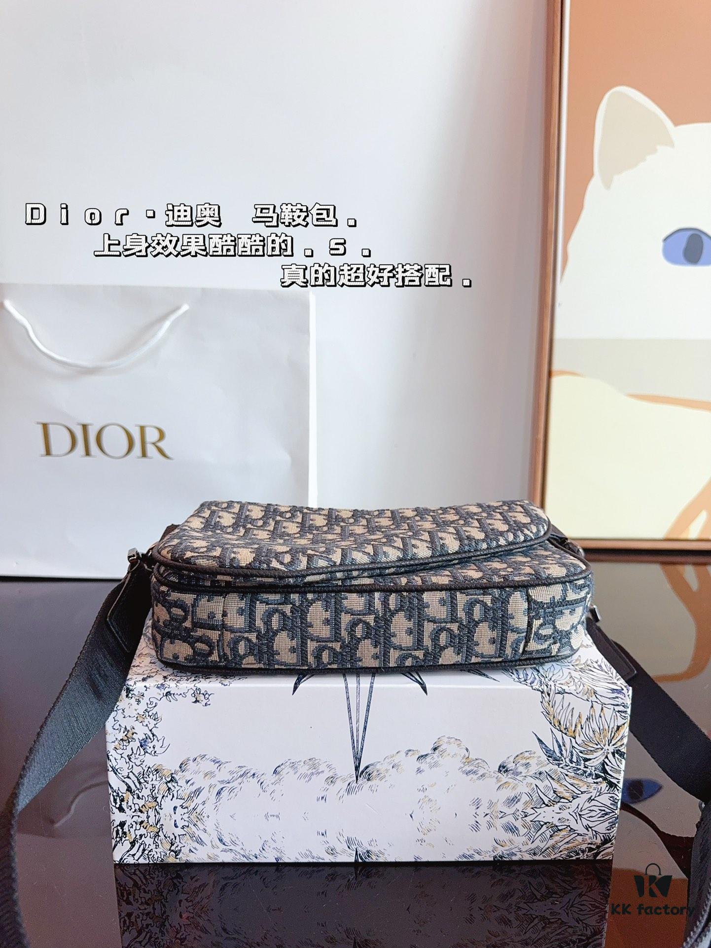 692f11a64ecd253cf1078d90 Dior Saddle Bag Homme - A Bold Fusion of Streetwear and Luxury