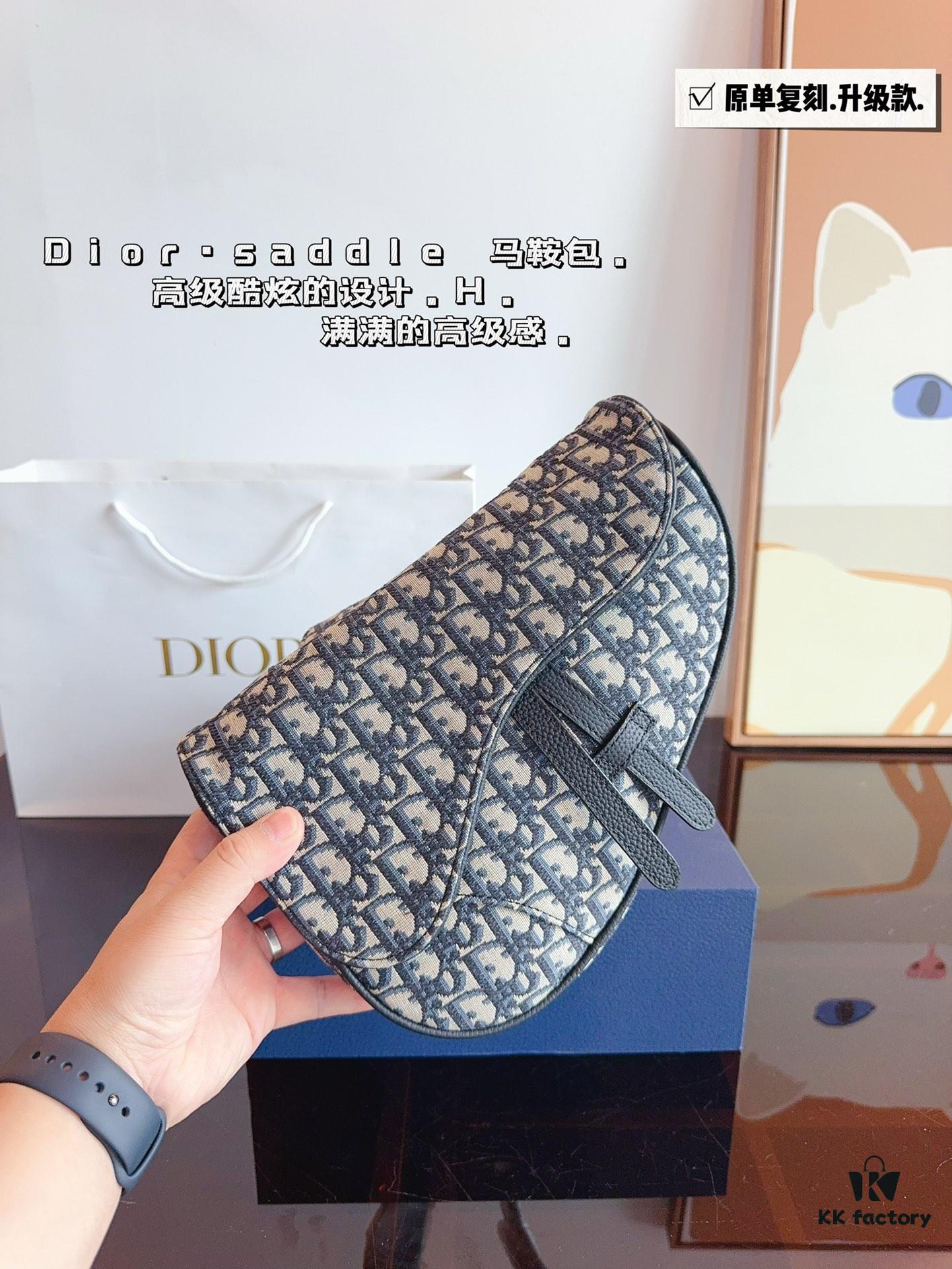 692f11bc4ecd253cf1078db9 Dior Saddle Bag Homme - A Bold Statement in Streetwear Elegance