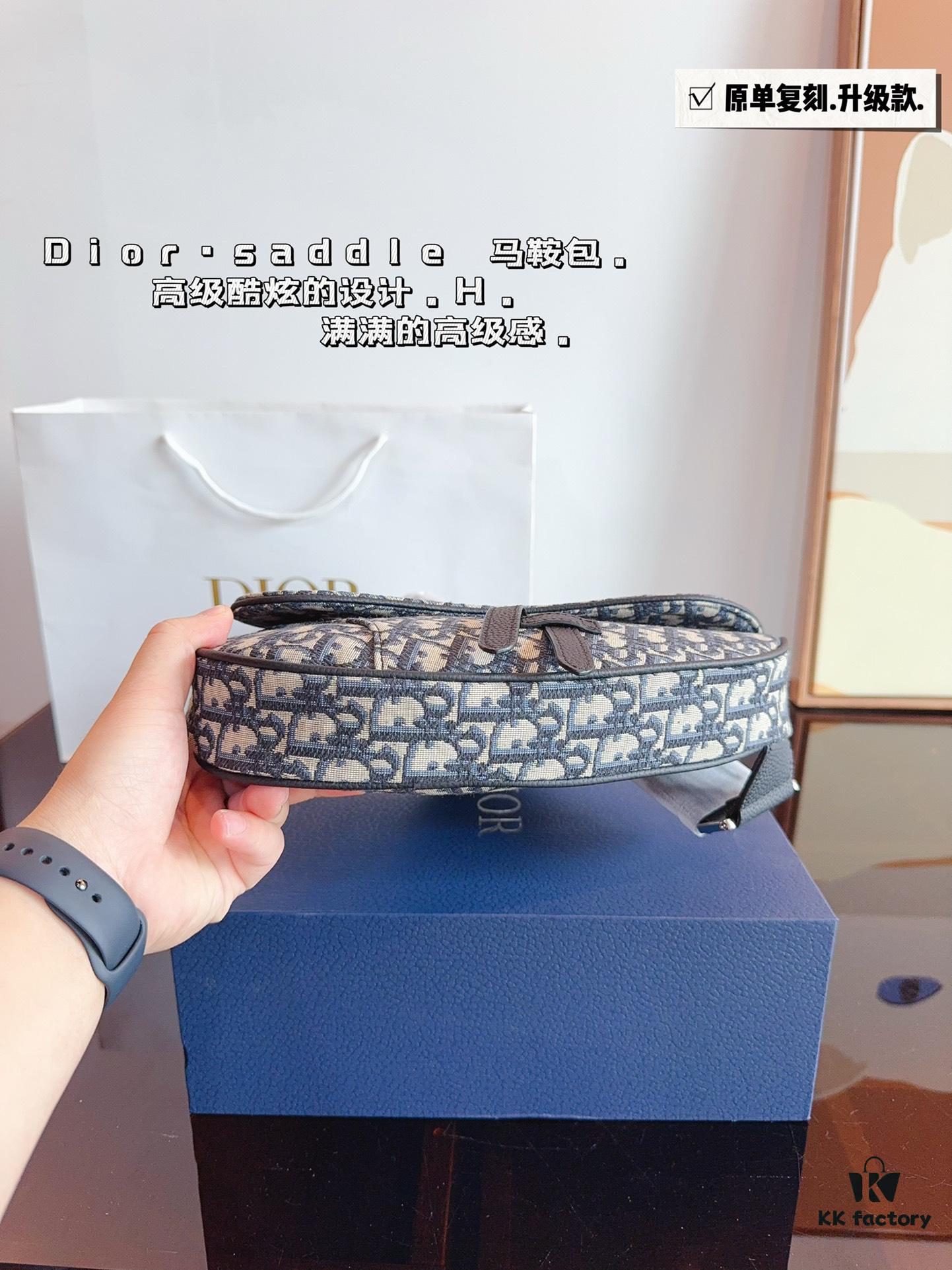 692f11be4ecd253cf1078dbc Dior Saddle Bag Homme - A Bold Statement in Streetwear Elegance