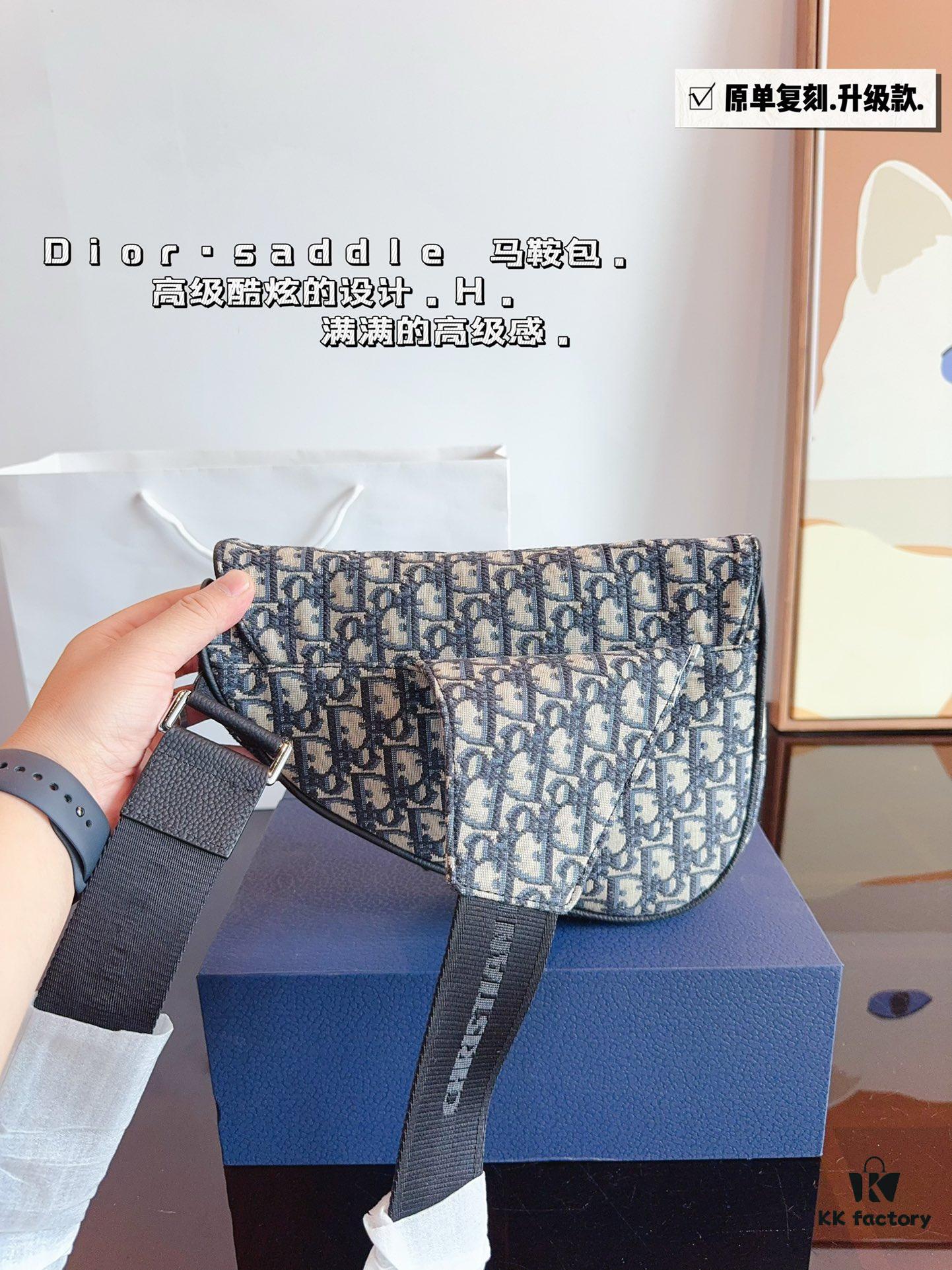 692f11be4ecd253cf1078dbd Dior Saddle Bag Homme - A Bold Statement in Streetwear Elegance