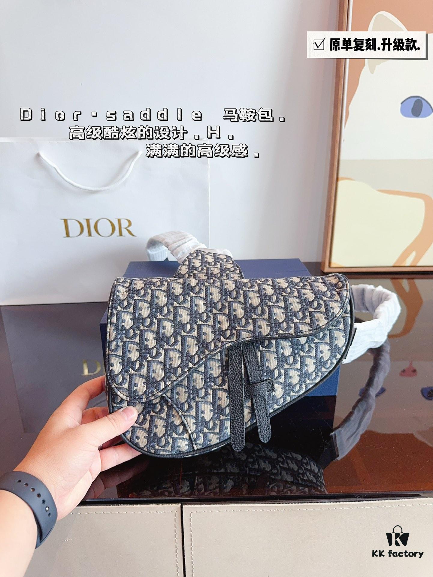 692f11c04ecd253cf1078dbf Dior Saddle Bag Homme - A Bold Statement in Streetwear Elegance