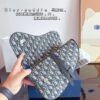 692f11c14ecd253cf1078dc2 Dior Saddle Bag Homme - A Bold Statement in Streetwear Elegance