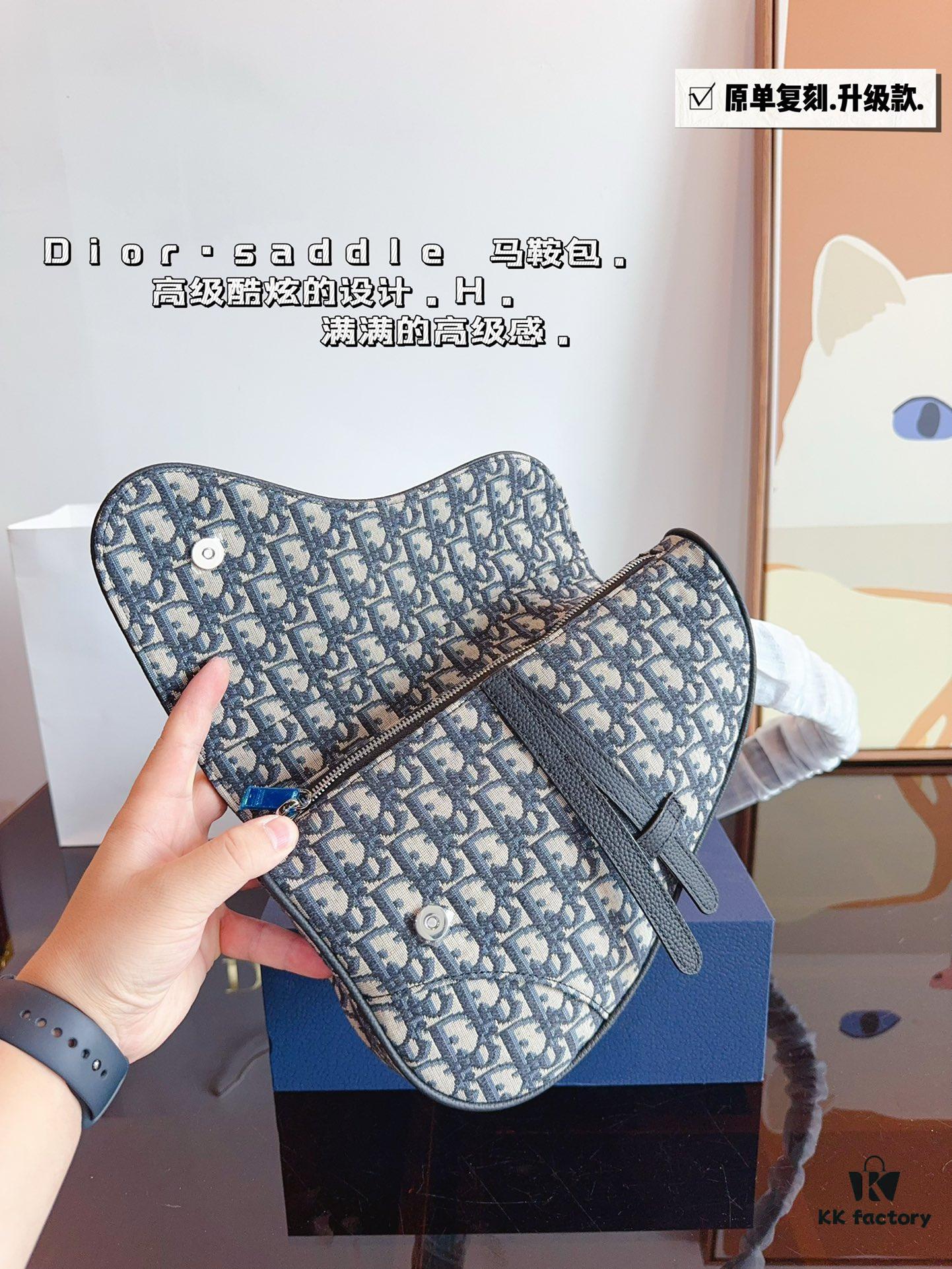 692f11c14ecd253cf1078dc2 Dior Saddle Bag Homme - A Bold Statement in Streetwear Elegance