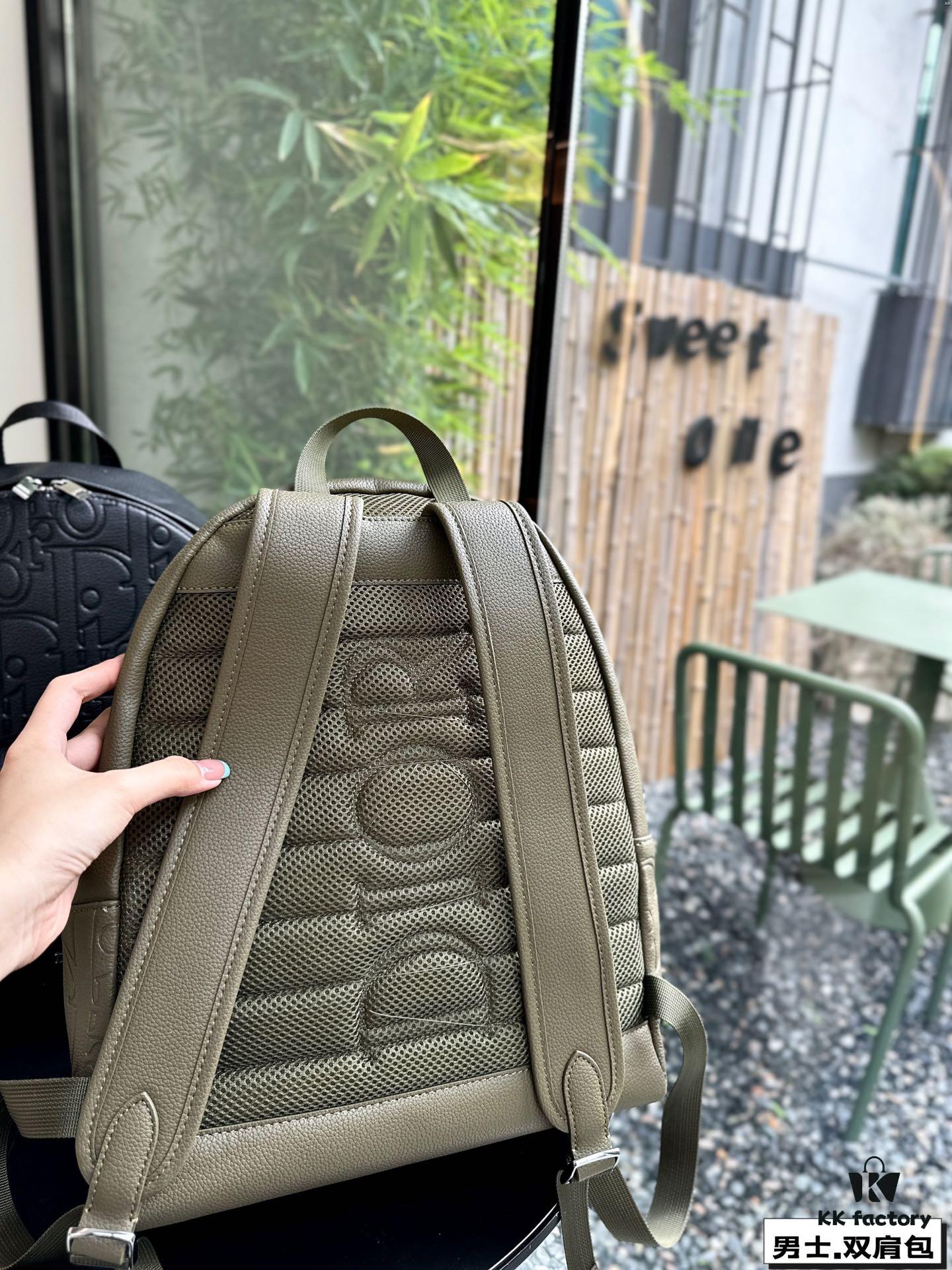 692f11d24ecd253cf1078de1 Dior Launches New Men's Backpack
