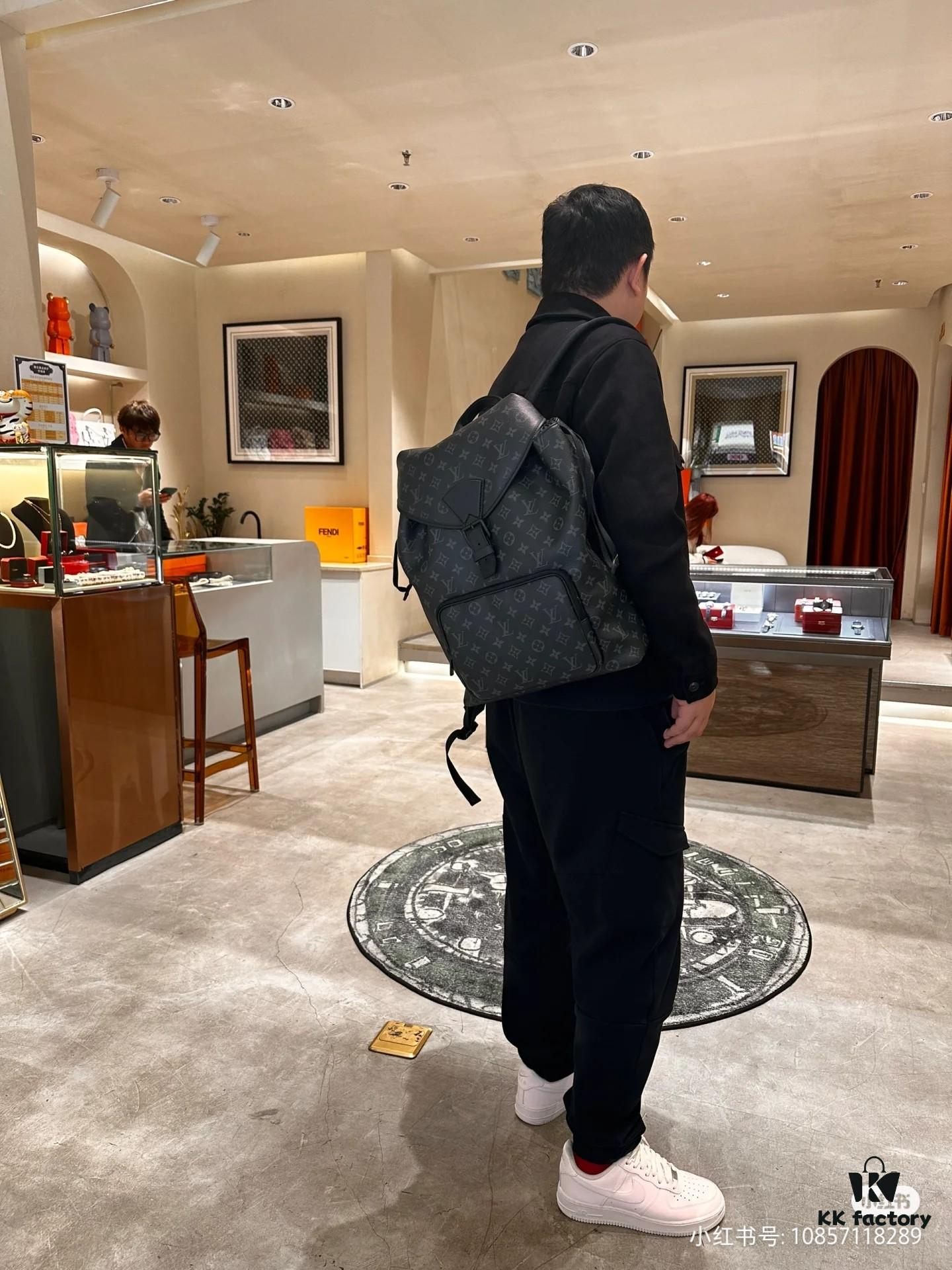 692f125e4ecd253cf1078ed8 Full Steel Hardware Handshake Variable Code Chip Model M46683 Black Floral Backpack Top Quality Original Order This Montsouris Backpack Features a Monogram Eclipse Canvas with Cowhide Leather Trims Secured by Drawstring and Magnetic Closure A Large Zippered Front Compartment Allows Easy Access to Essentials While Adjustable Shoulder Straps Ensure Comfortable Carrying Experience 32.0 x 40.0 x 19.0 cm (Length x Height x Width)