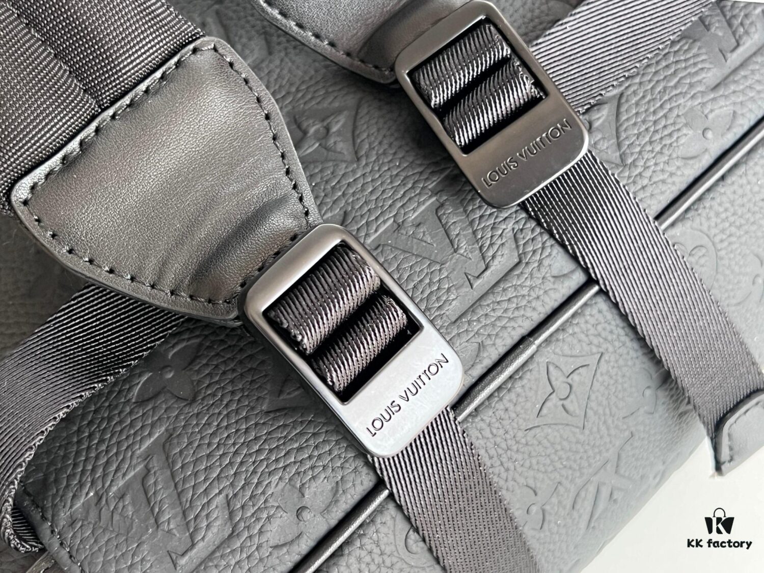 692f12854ecd253cf1078f17 Genuine Original Chip Version 🍾 Model: M20899 Full Leather Embossed Small Backpack 🎮 This Christopher Backpack Features a Compact Classic Design