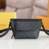 692f129f4ecd253cf1078f40 Original Stock Full-Grain Leather with Chip, All-Steel Hardware, Embossed Calfskin Model: M12636 Pulse Mini Bag