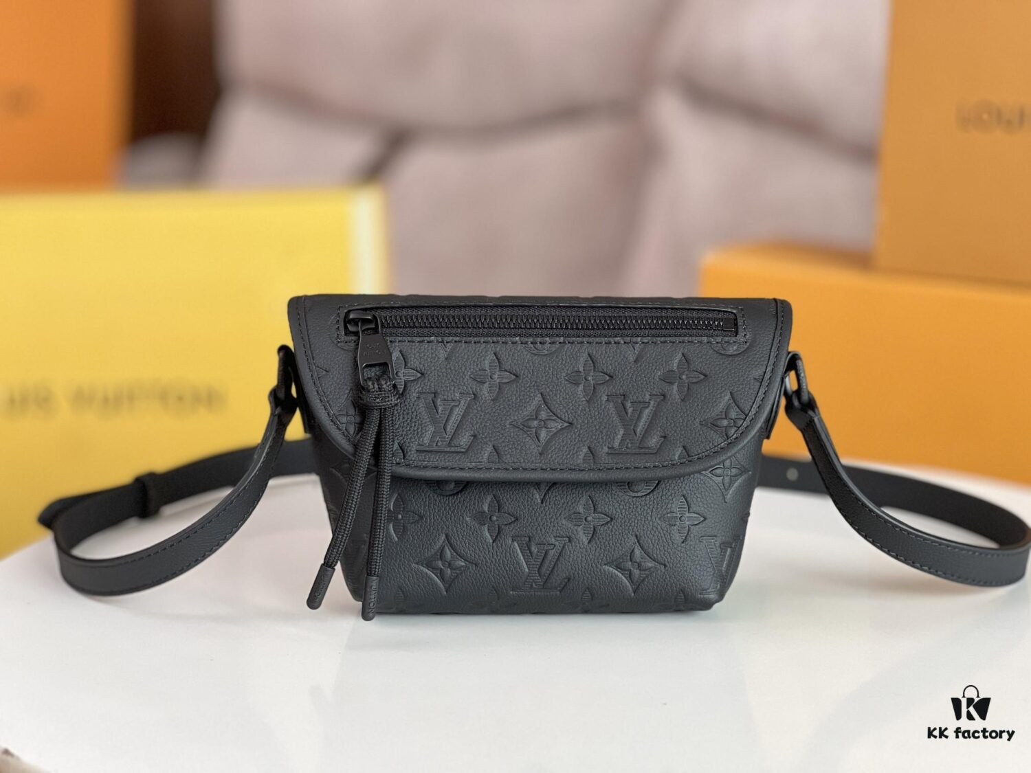 692f129f4ecd253cf1078f40 Original Stock Full-Grain Leather with Chip, All-Steel Hardware, Embossed Calfskin Model: M12636 Pulse Mini Bag
