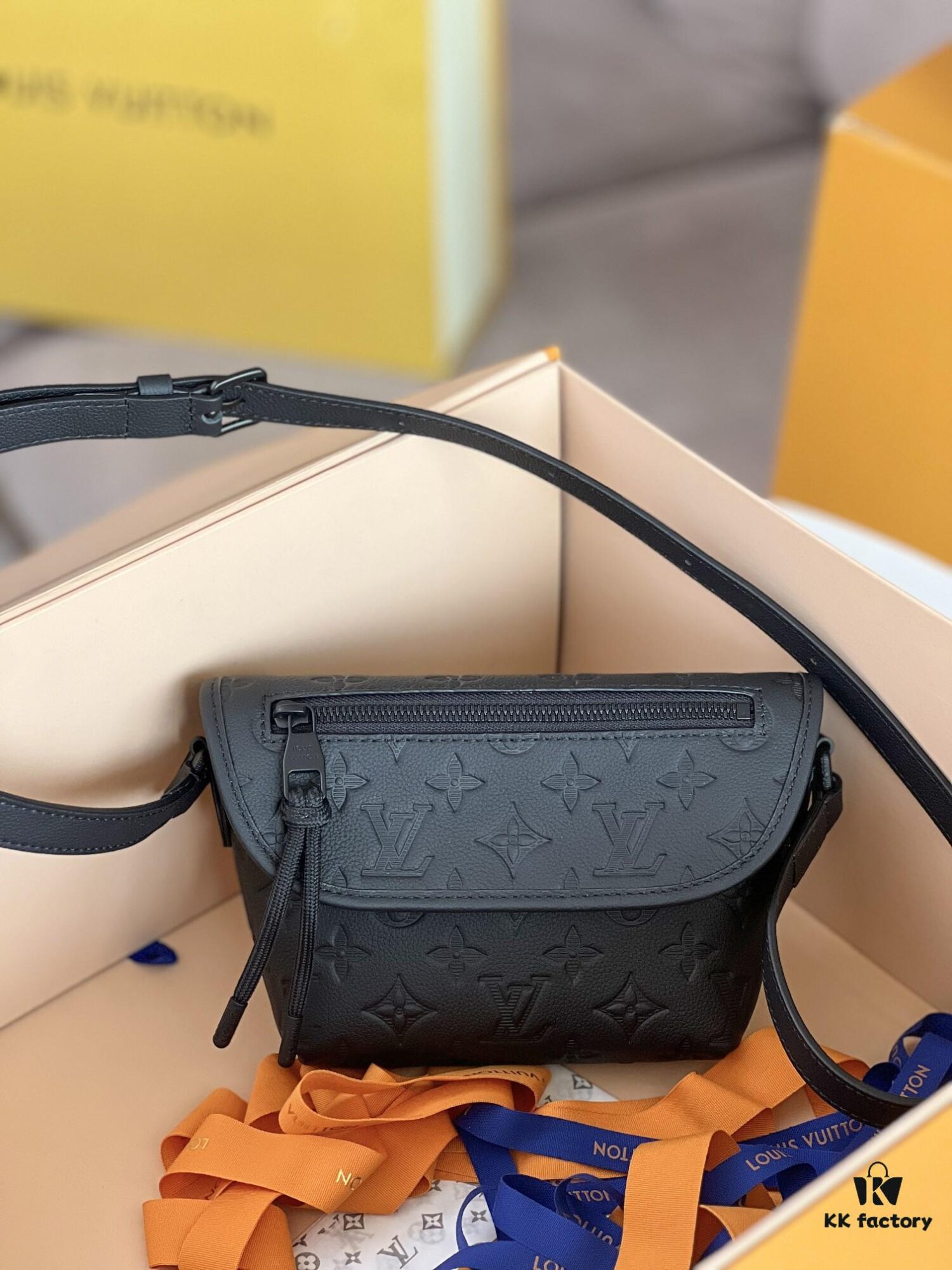 692f129f4ecd253cf1078f41 Original Stock Full-Grain Leather with Chip, All-Steel Hardware, Embossed Calfskin Model: M12636 Pulse Mini Bag