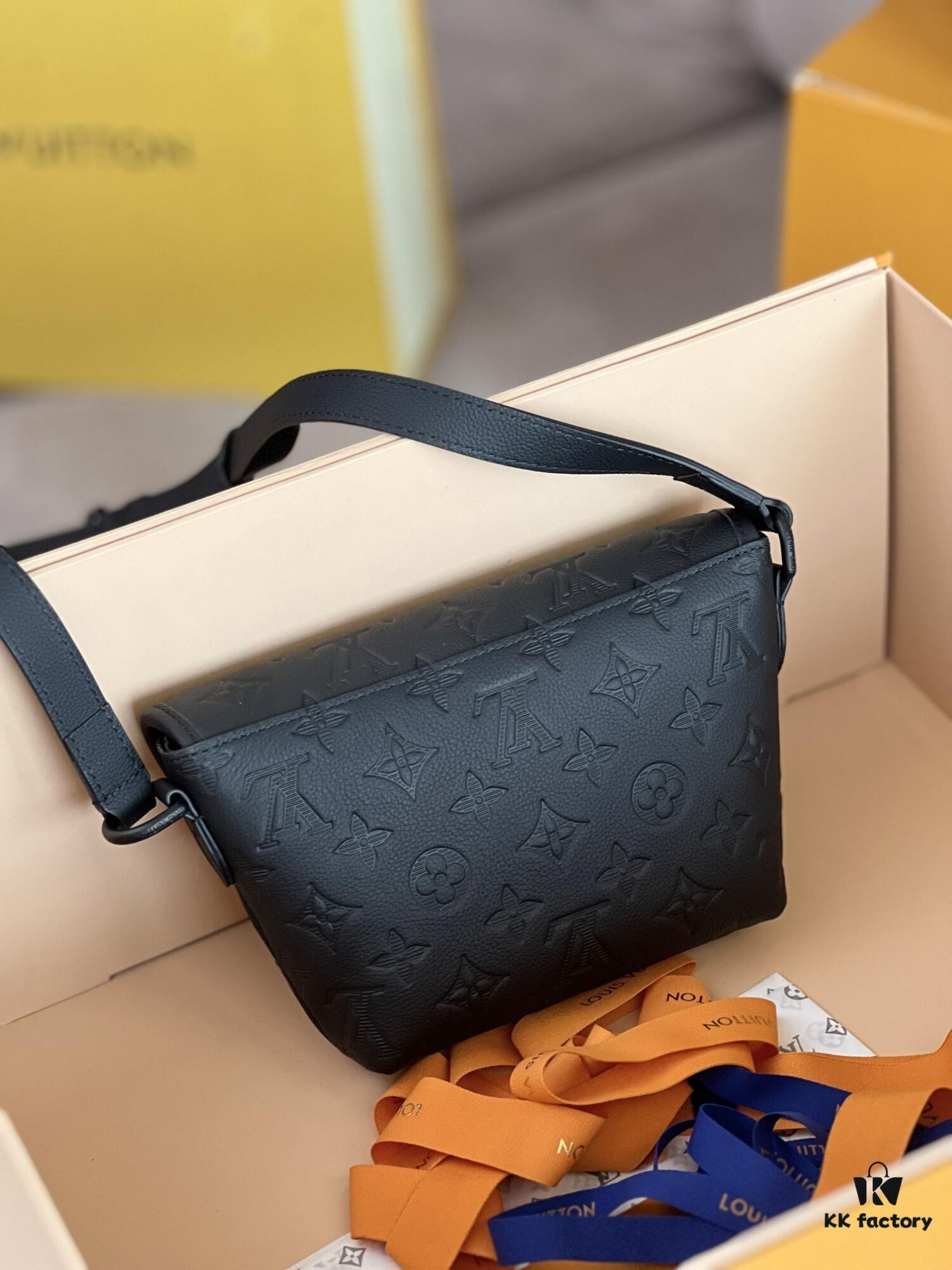 692f12a04ecd253cf1078f42 Original Stock Full-Grain Leather with Chip, All-Steel Hardware, Embossed Calfskin Model: M12636 Pulse Mini Bag