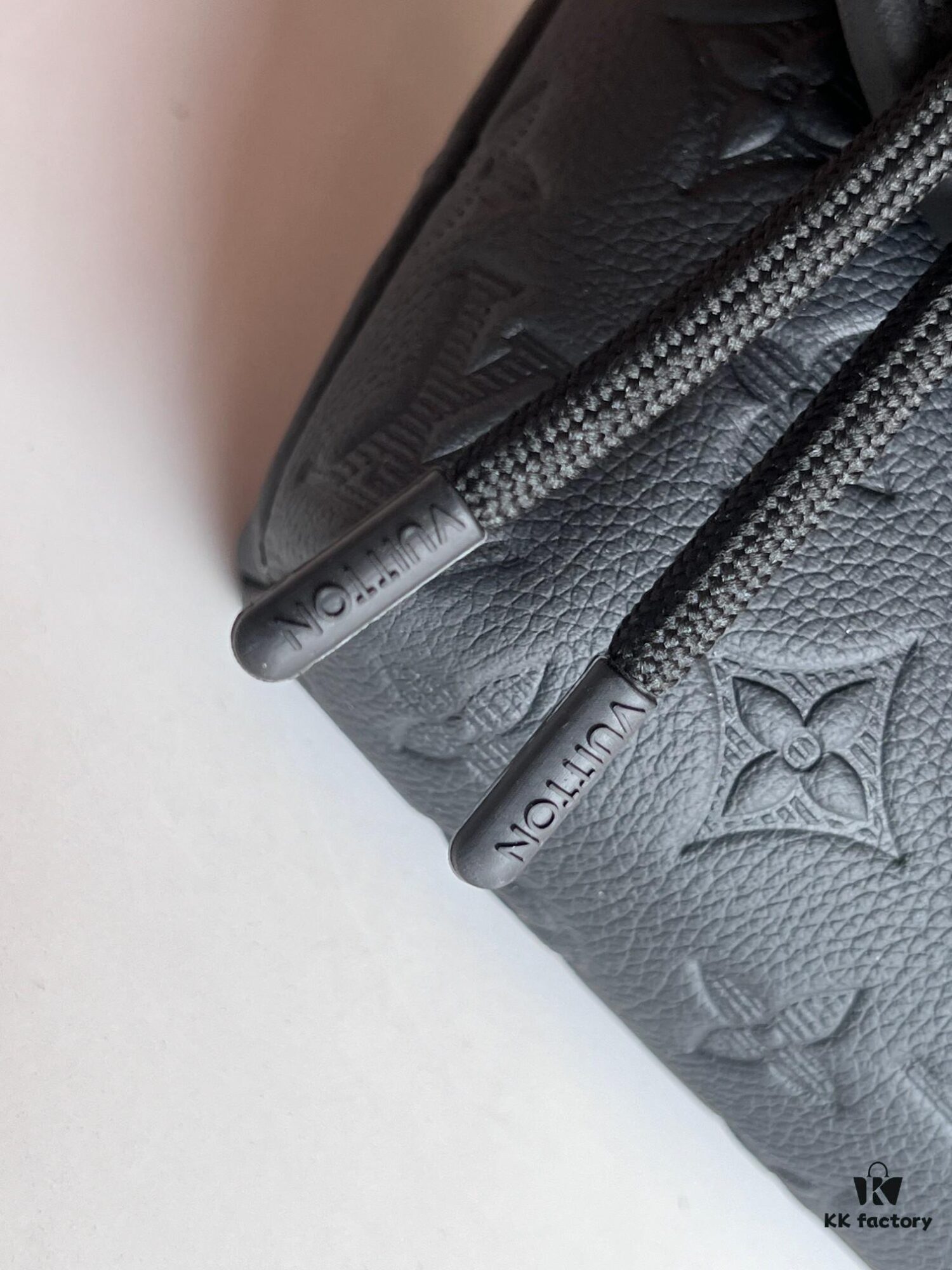 692f12a04ecd253cf1078f43 Original Stock Full-Grain Leather with Chip, All-Steel Hardware, Embossed Calfskin Model: M12636 Pulse Mini Bag