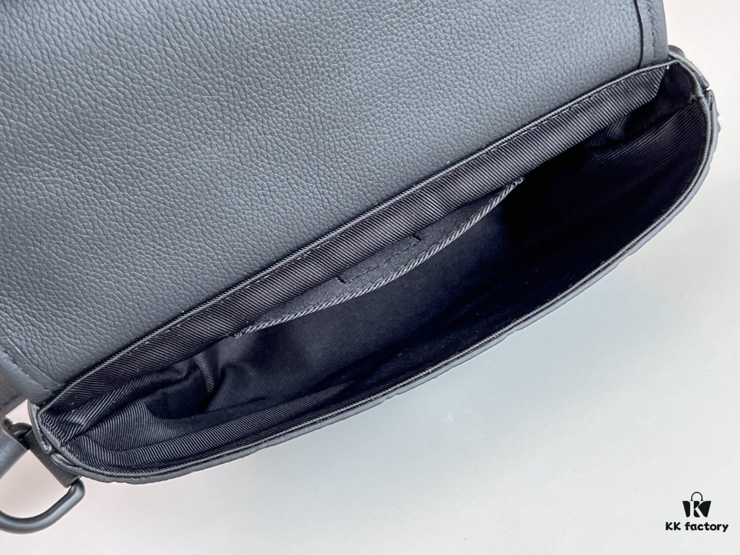 692f12a44ecd253cf1078f46 Original Stock Full-Grain Leather with Chip, All-Steel Hardware, Embossed Calfskin Model: M12636 Pulse Mini Bag
