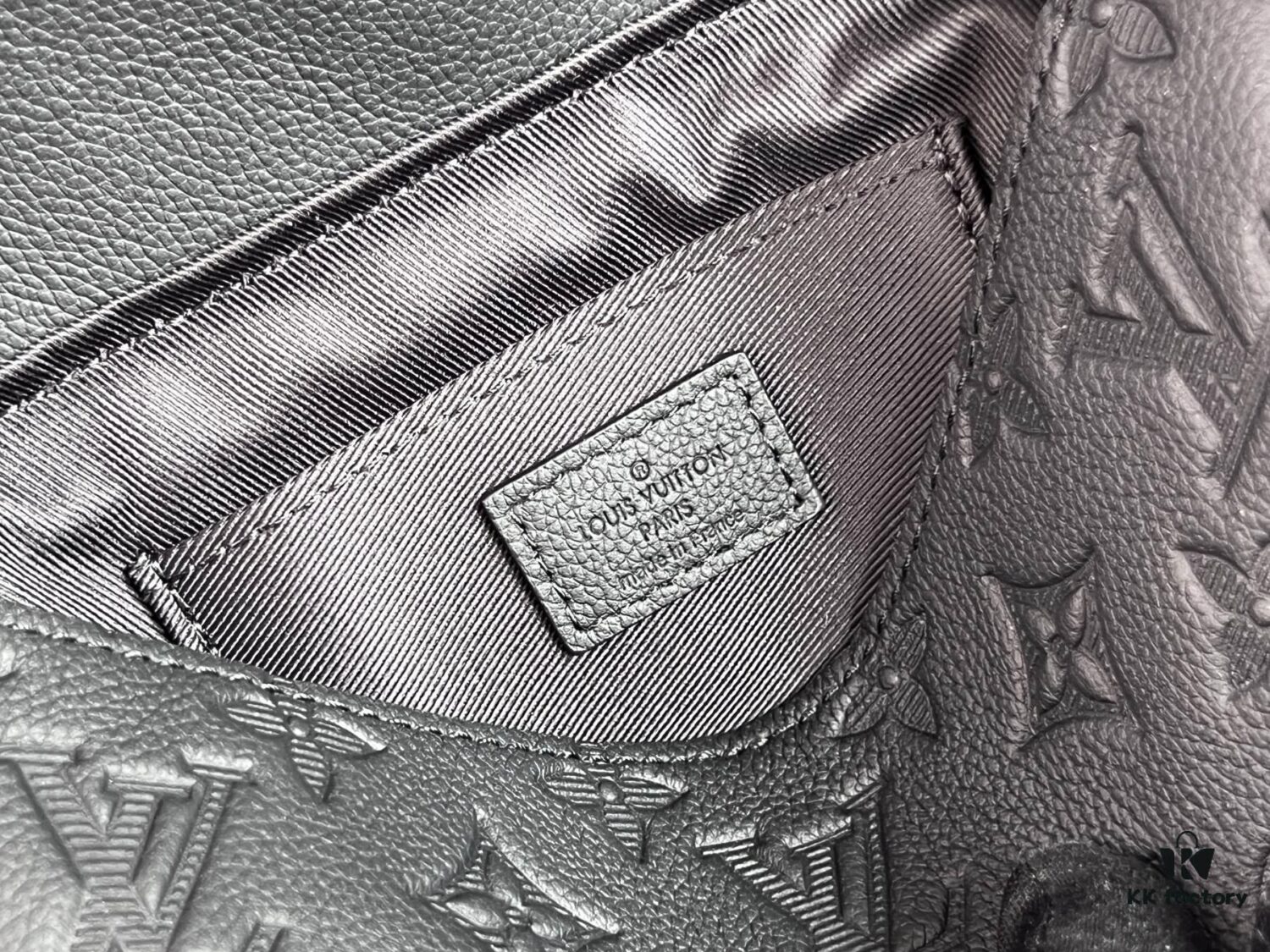 692f12a44ecd253cf1078f47 Original Stock Full-Grain Leather with Chip, All-Steel Hardware, Embossed Calfskin Model: M12636 Pulse Mini Bag