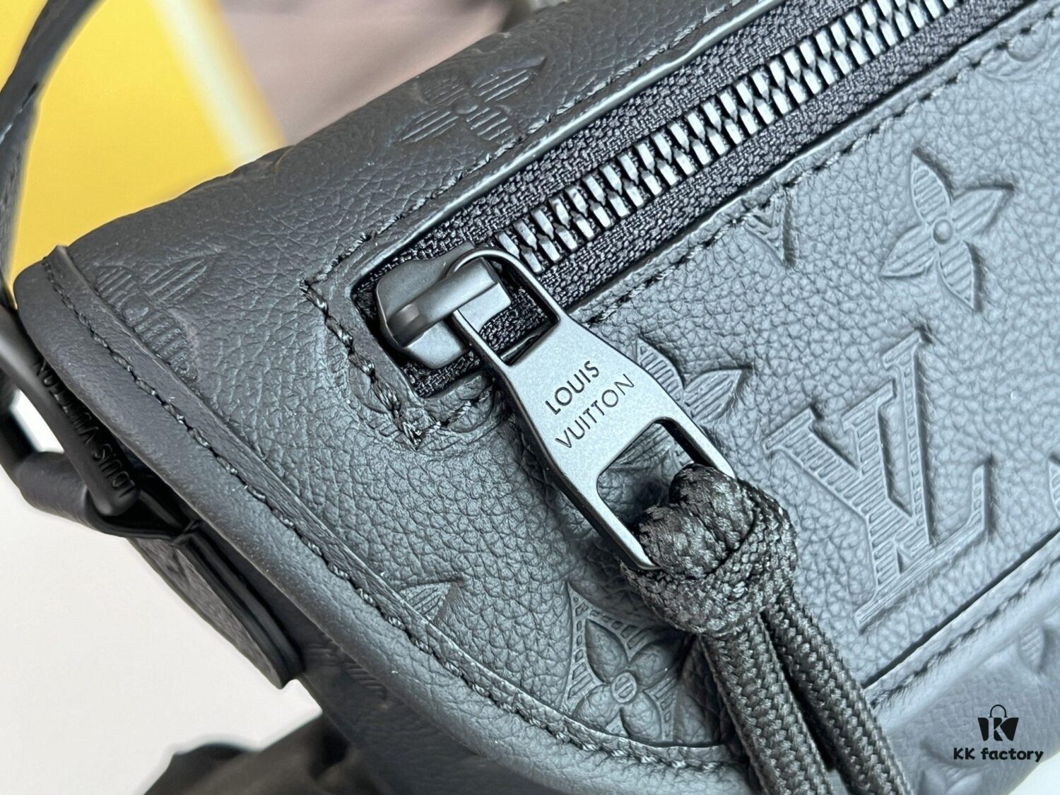 692f12b34ecd253cf1078f62 Original Stock Full-Grain Leather with Chip, All-Steel Hardware, Embossed Calfskin Model: M12636 Pulse Mini Bag