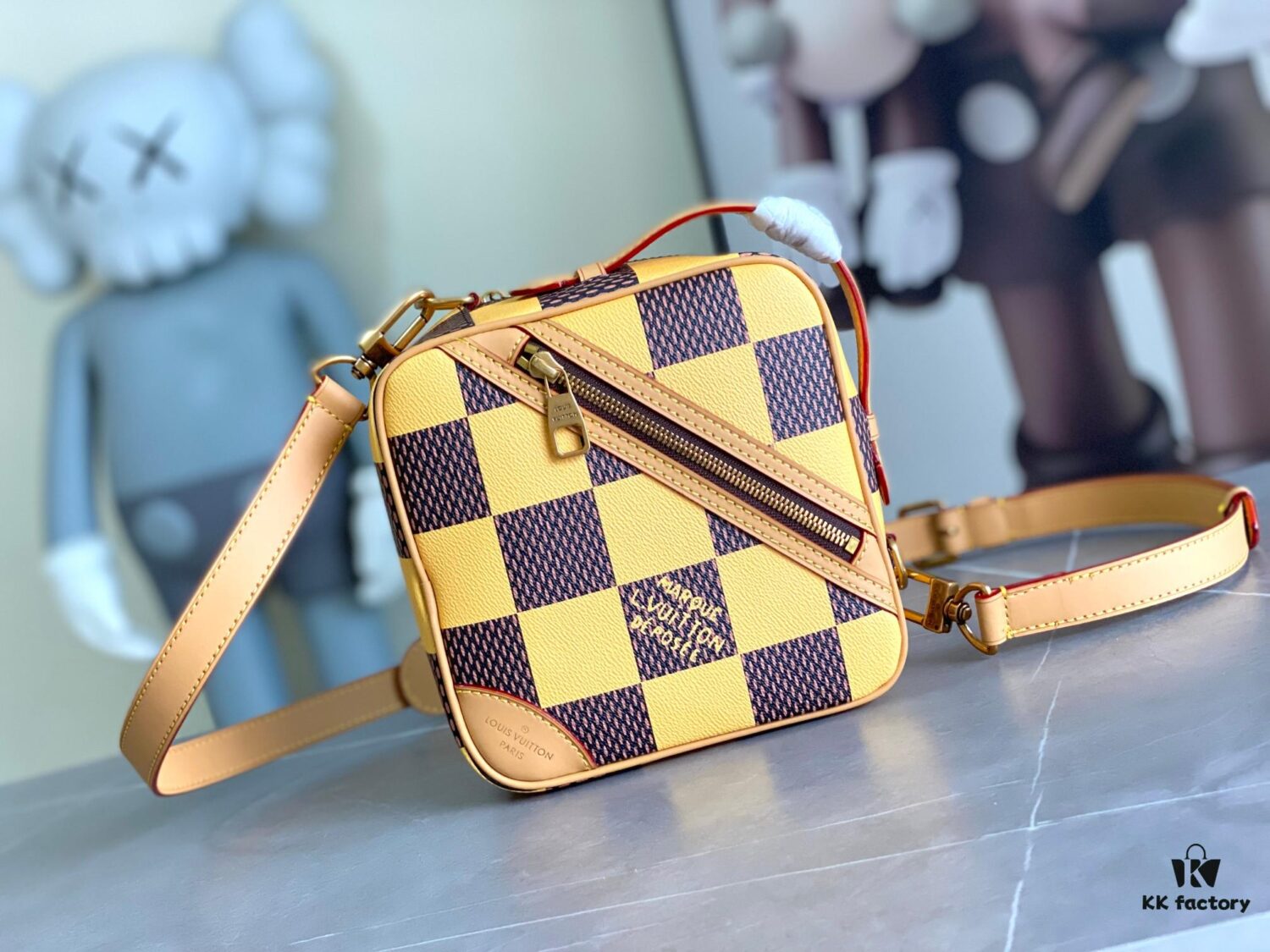 692f12cc4ecd253cf1078f97 N40548 Orange N40561 Red N40547 Blue N40563 Green N40562 Yellow LV Square Bag Louis Vuitton 2024 Spring-Summer Men's Collection Advertising Special