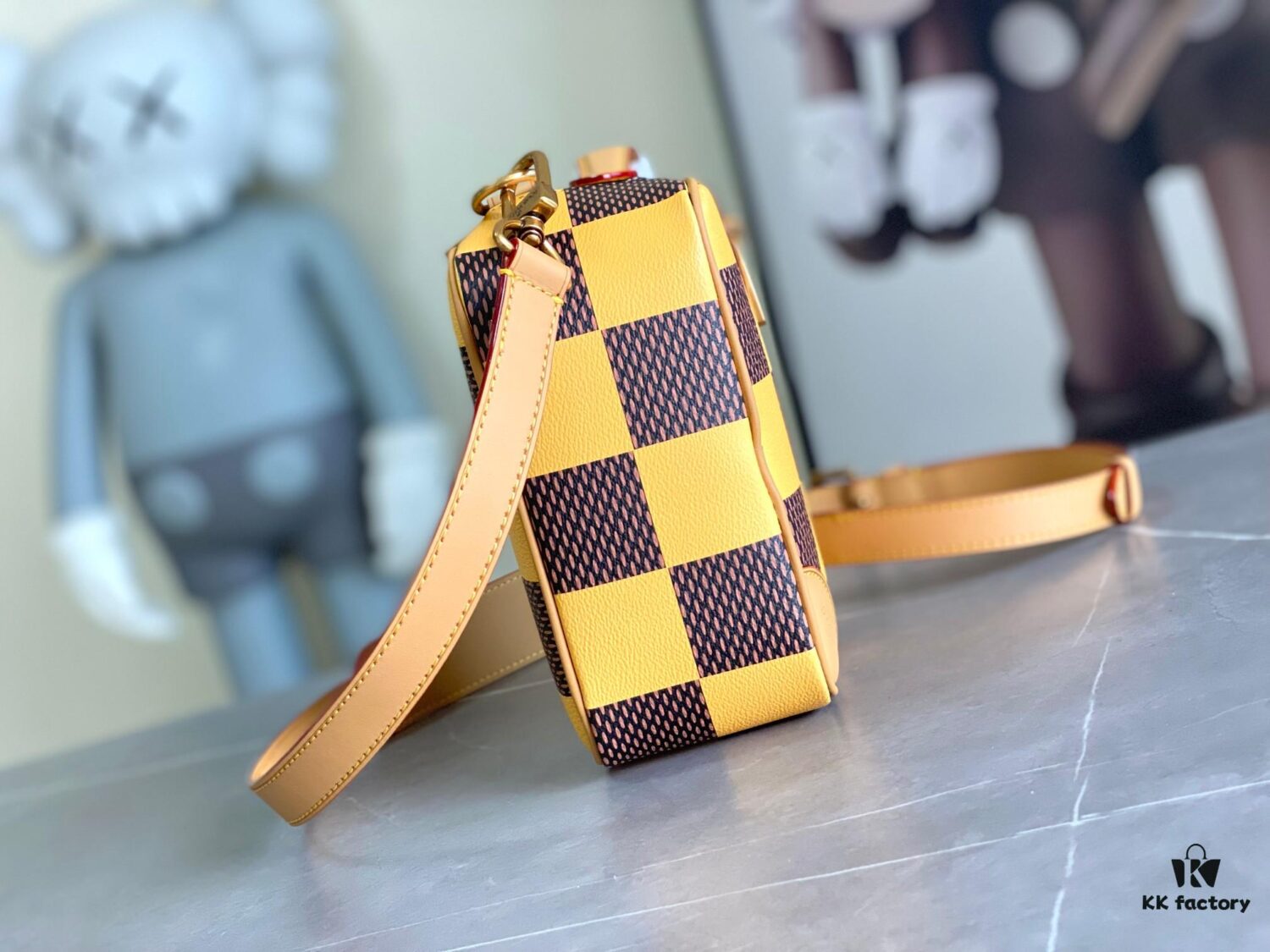 692f12ce4ecd253cf1078f98 N40548 Orange N40561 Red N40547 Blue N40563 Green N40562 Yellow LV Square Bag Louis Vuitton 2024 Spring-Summer Men's Collection Advertising Special
