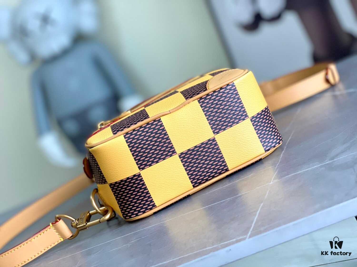 692f12ce4ecd253cf1078f9a N40548 Orange N40561 Red N40547 Blue N40563 Green N40562 Yellow LV Square Bag Louis Vuitton 2024 Spring-Summer Men's Collection Advertising Special