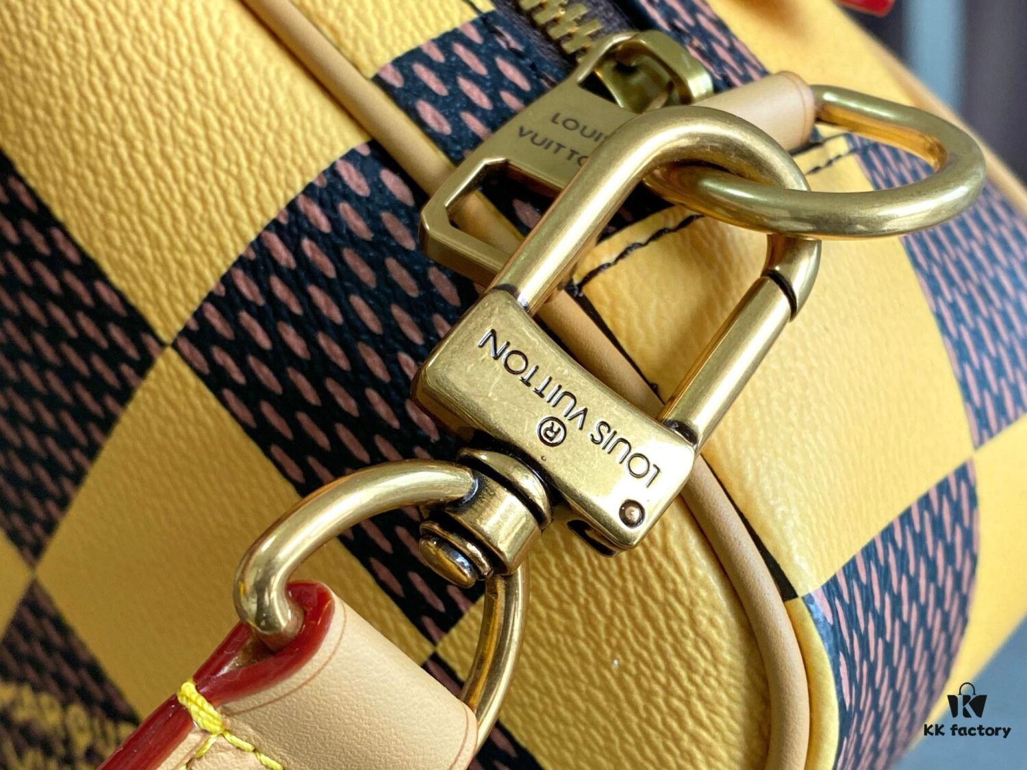 692f12cf4ecd253cf1078f9e N40548 Orange N40561 Red N40547 Blue N40563 Green N40562 Yellow LV Square Bag Louis Vuitton 2024 Spring-Summer Men's Collection Advertising Special
