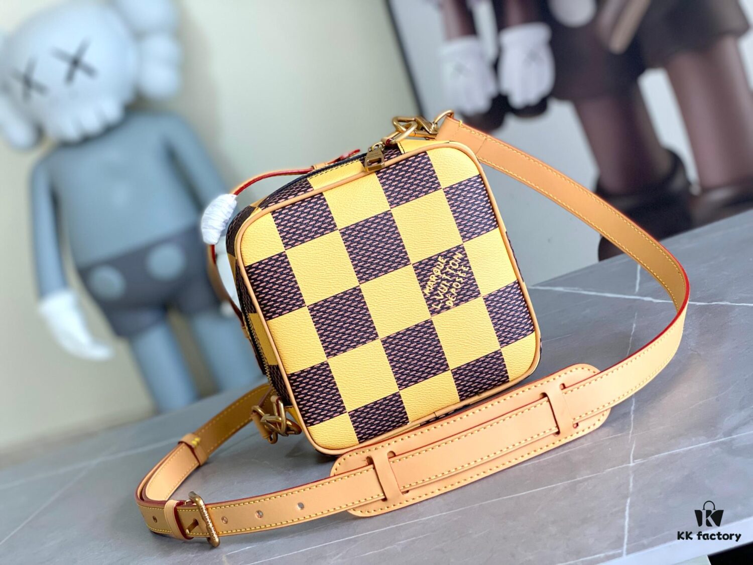 692f12dd4ecd253cf1078fb4 N40548 Orange N40561 Red N40547 Blue N40563 Green N40562 Yellow LV Square Bag Louis Vuitton 2024 Spring-Summer Men's Collection Advertising Special