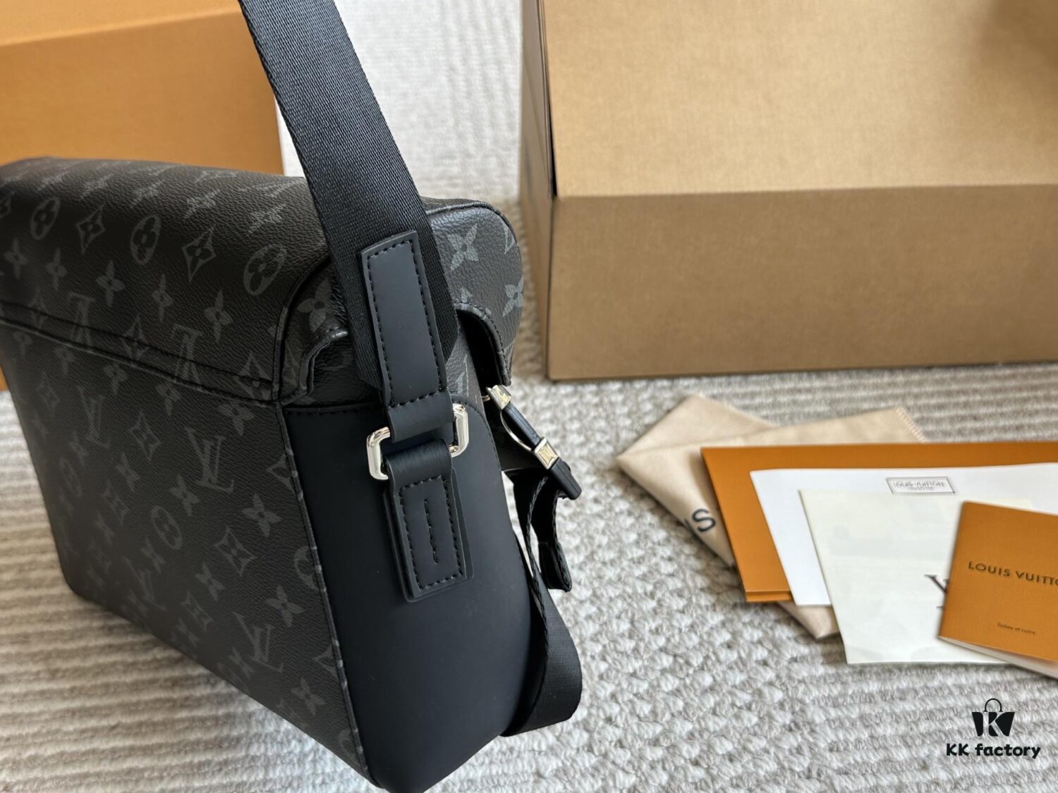 692f12e94ecd253cf1078fce LV Messenger Bag Top Replica Fashionable Men's Crossbody Bag for Everyday Use