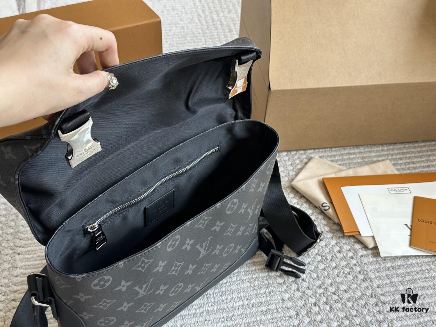 692f12ea4ecd253cf1078fd0 LV Messenger Bag Top Replica Fashionable Men's Crossbody Bag for Everyday Use
