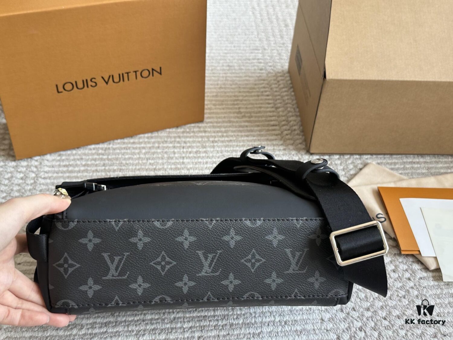 692f12ec4ecd253cf1078fd2 LV Messenger Bag Top Replica Fashionable Men's Crossbody Bag for Everyday Use