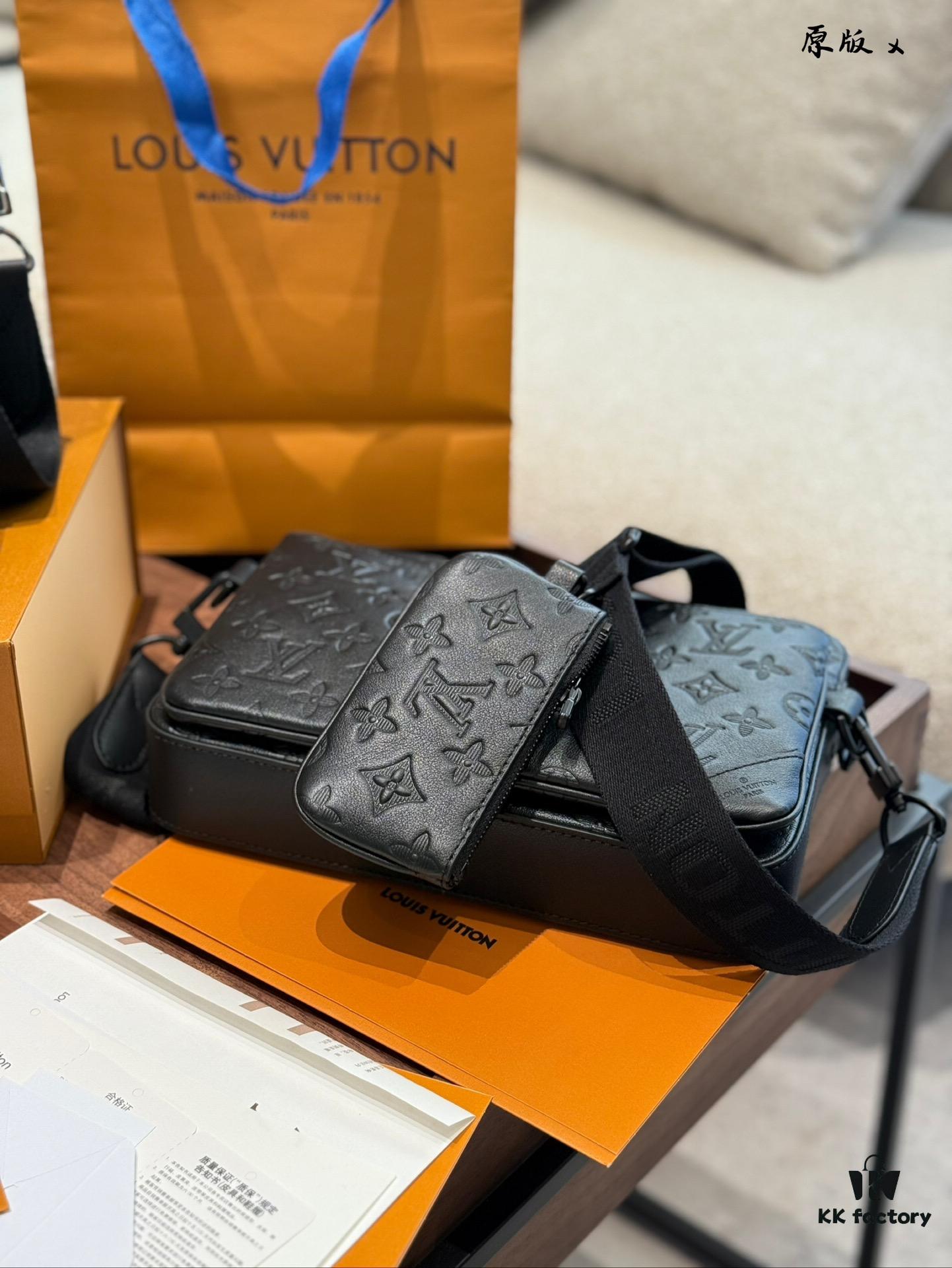 692f12f54ecd253cf1078fe0 Embossed Cowhide Black Flower LV Men's Three-in-One Black Warrior Trio Messenger Bag