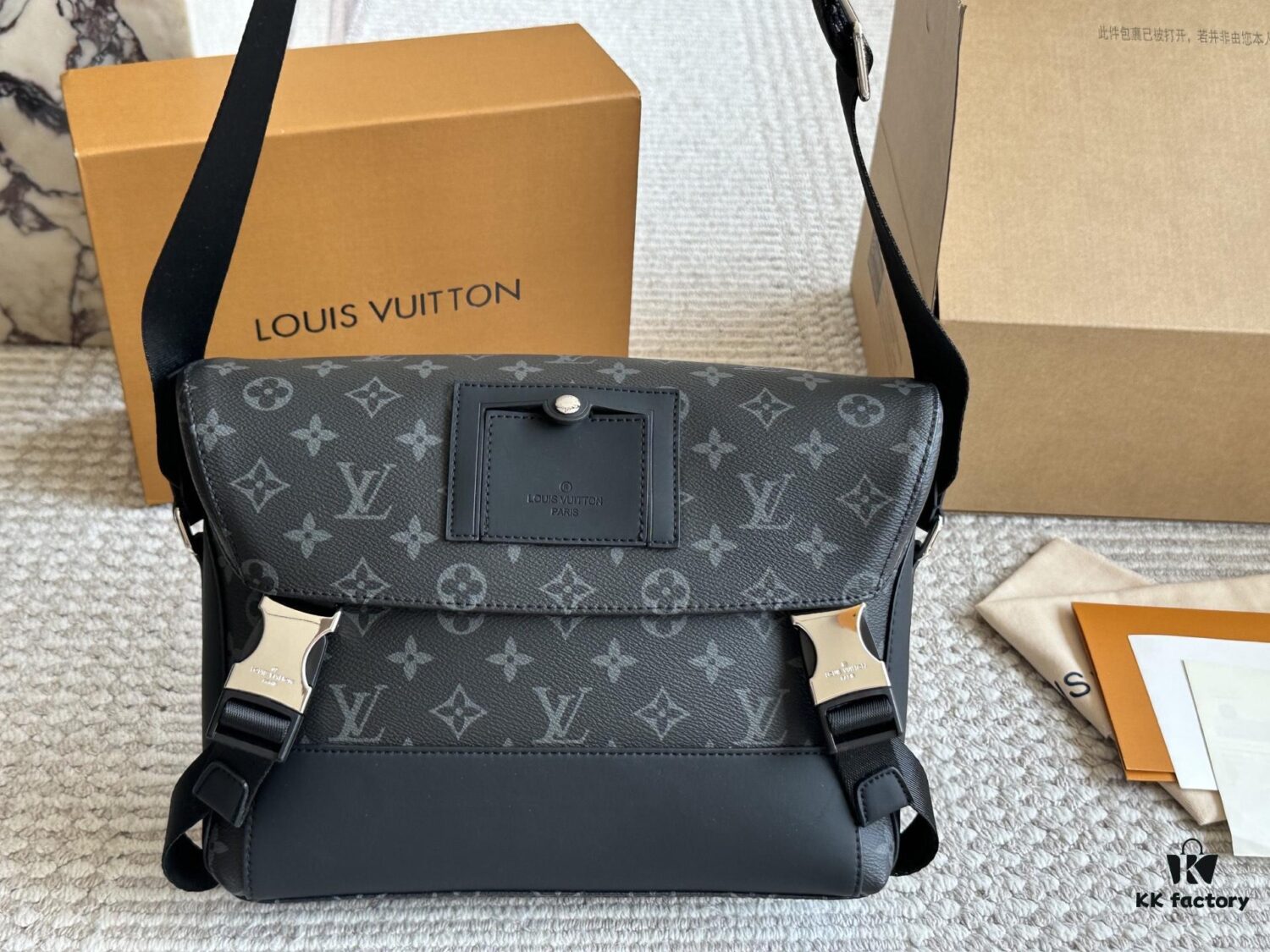 692f12f74ecd253cf1078fe4 LV Messenger Bag Top Replica Fashionable Men's Crossbody Bag for Everyday Use