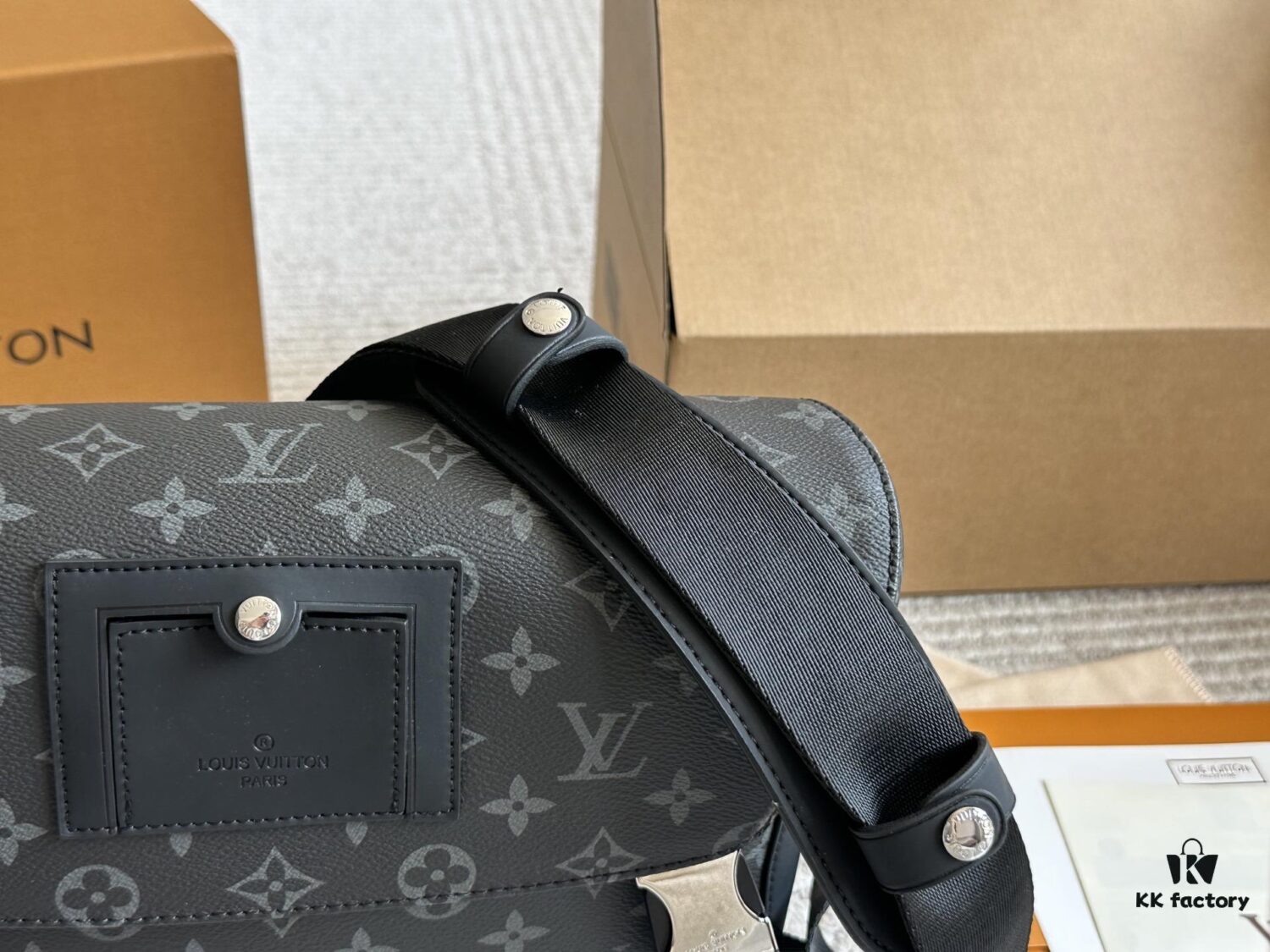 692f12fb4ecd253cf1078fe9 LV Messenger Bag Top Replica Fashionable Men's Crossbody Bag for Everyday Use