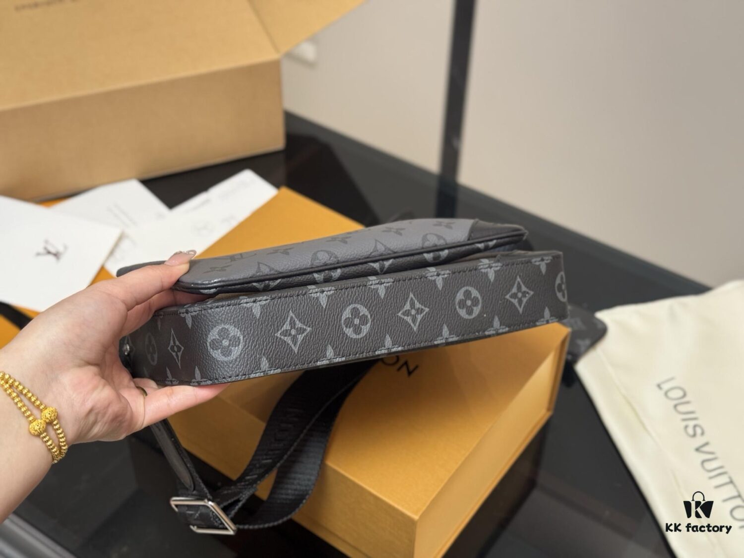 692f12fb4ecd253cf1078feb Foldable Box Airplane Box LV Men's Three-in-One Bag with Multiple Carrying Combinations