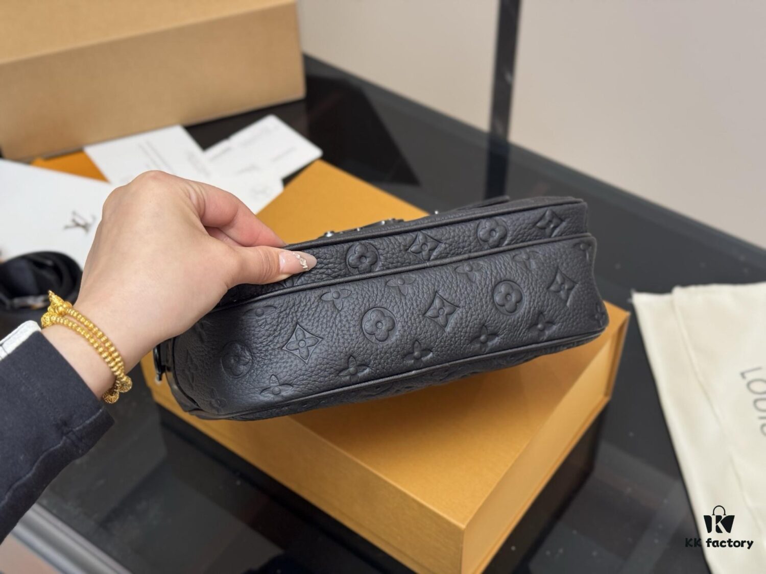 New Men's Messenger Bag with Foldable Aircraft Box Packaging