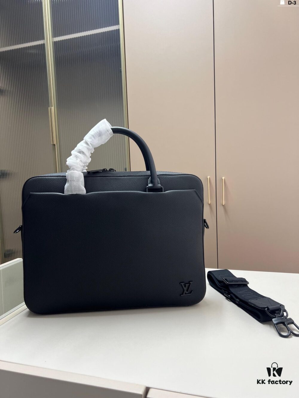 692f135d4ecd253cf10790a1 Louis Vuitton Men's Briefcase, Can Be Worn Crossbody or Carried by Hand, Spacious Capacity Fits Documents and Laptop, Size D-3-2 40×28