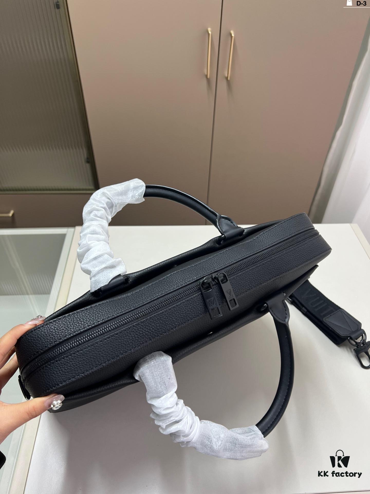 692f13604ecd253cf10790a6 Louis Vuitton Men's Briefcase, Can Be Worn Crossbody or Carried by Hand, Spacious Capacity Fits Documents and Laptop, Size D-3-2 40×28