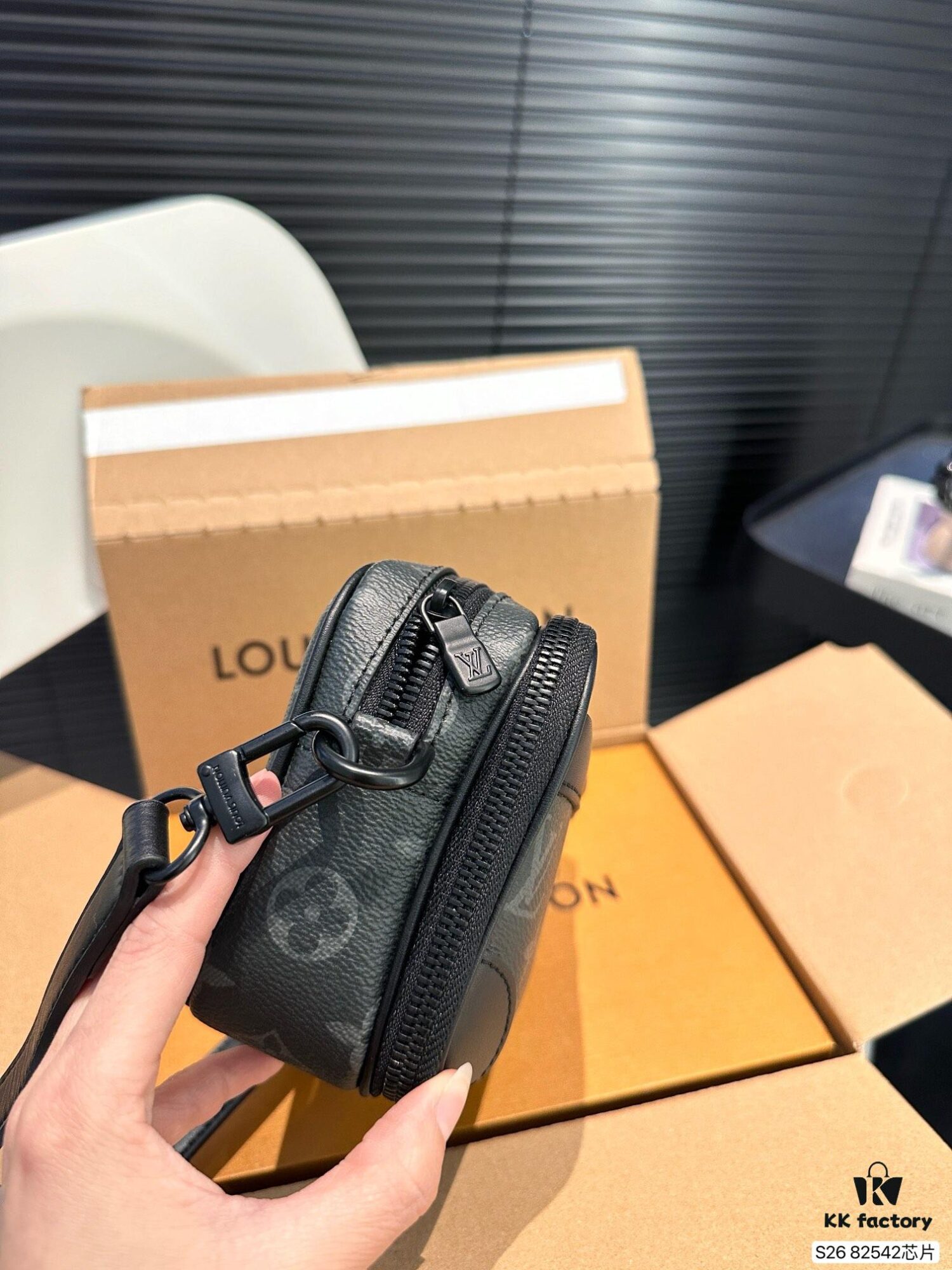 692f13af4ecd253cf1079154 LV New Men's Camera Bag with Airplane Box Foldable Packaging