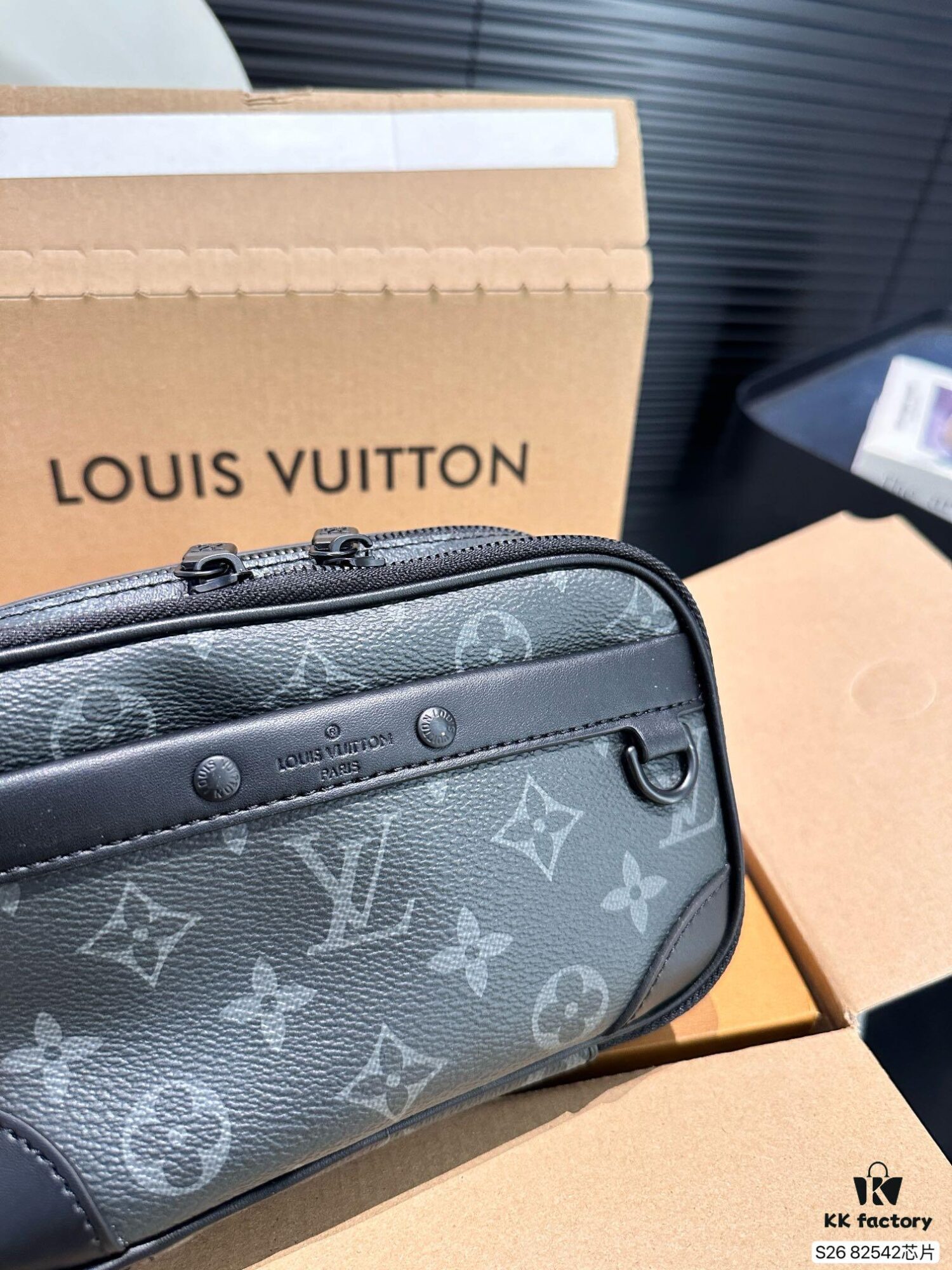 692f13b04ecd253cf1079156 LV New Men's Camera Bag with Airplane Box Foldable Packaging