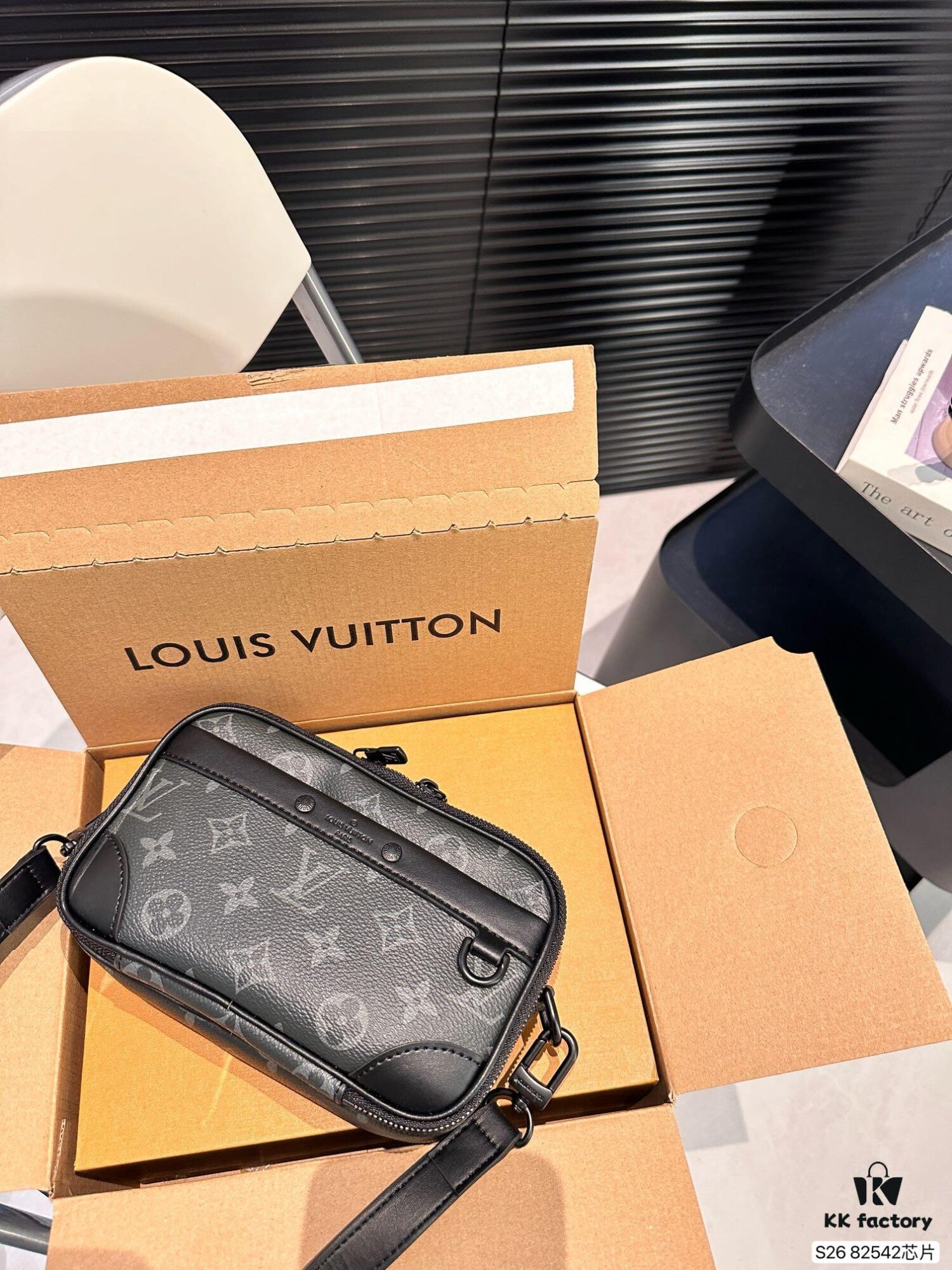 692f13b04ecd253cf1079157 LV New Men's Camera Bag with Airplane Box Foldable Packaging