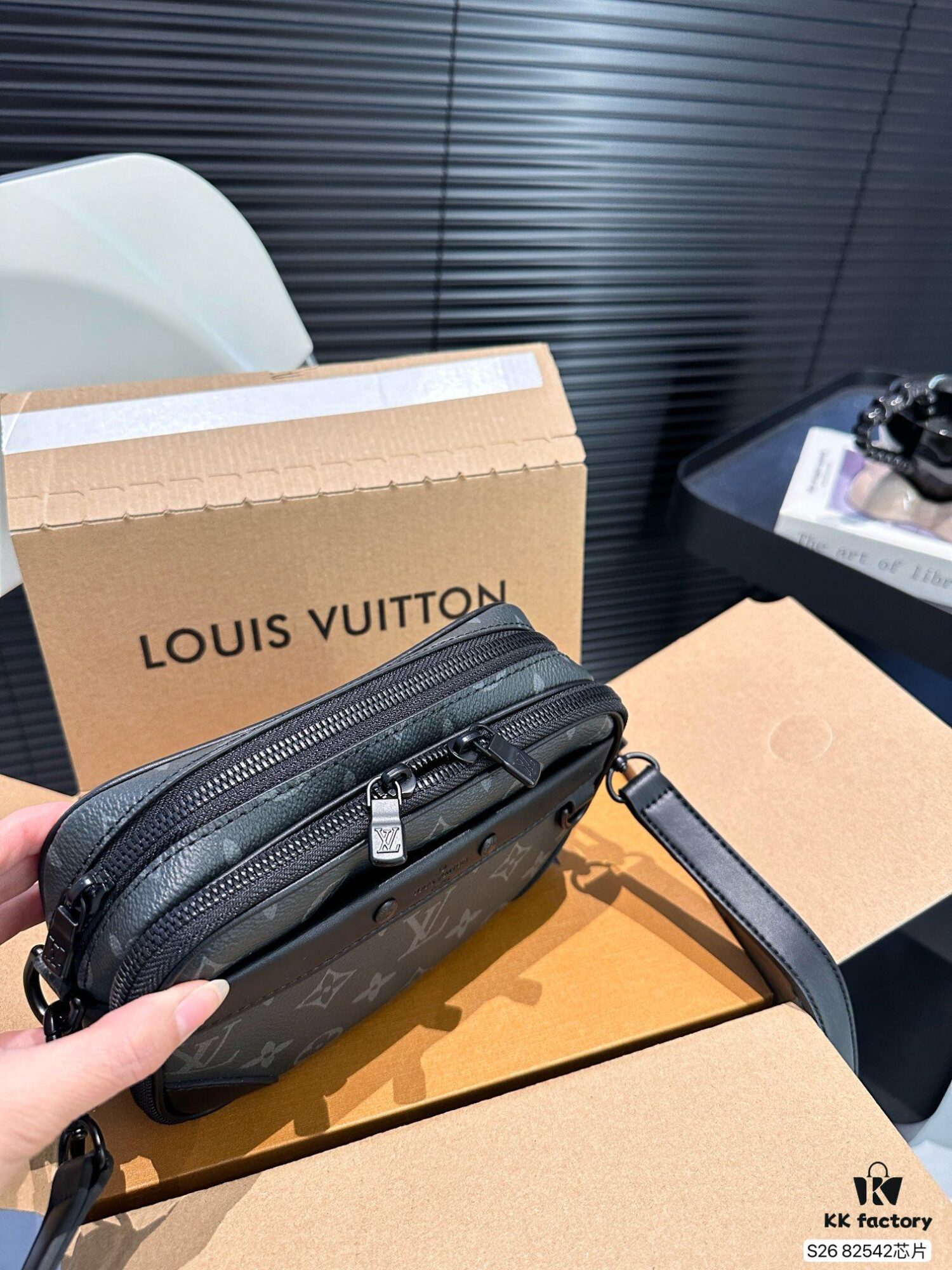 692f13b04ecd253cf1079158 LV New Men's Camera Bag with Airplane Box Foldable Packaging