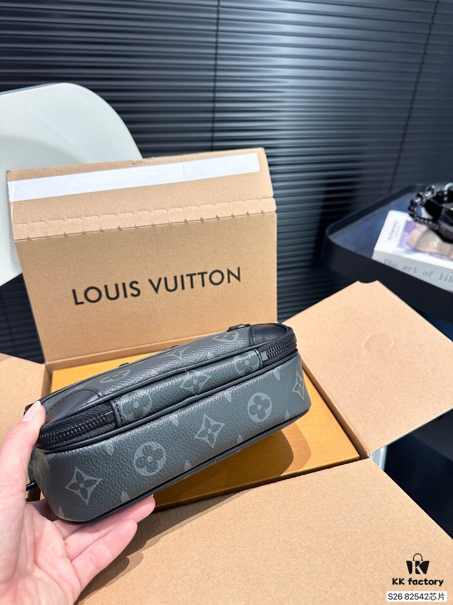 692f13b14ecd253cf1079159 LV New Men's Camera Bag with Airplane Box Foldable Packaging