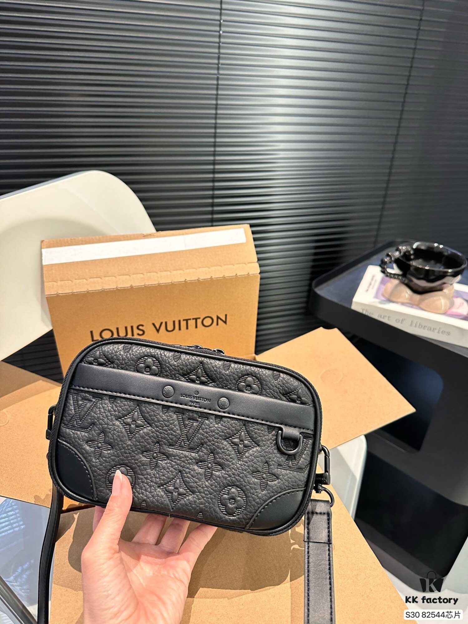 692f13b54ecd253cf1079160 LV New Men's Camera Bag with Airplane Box Folding Packaging