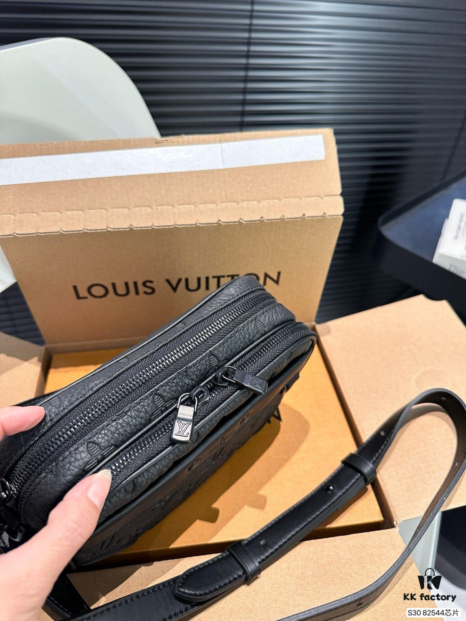 692f13b54ecd253cf1079161 LV New Men's Camera Bag with Airplane Box Folding Packaging