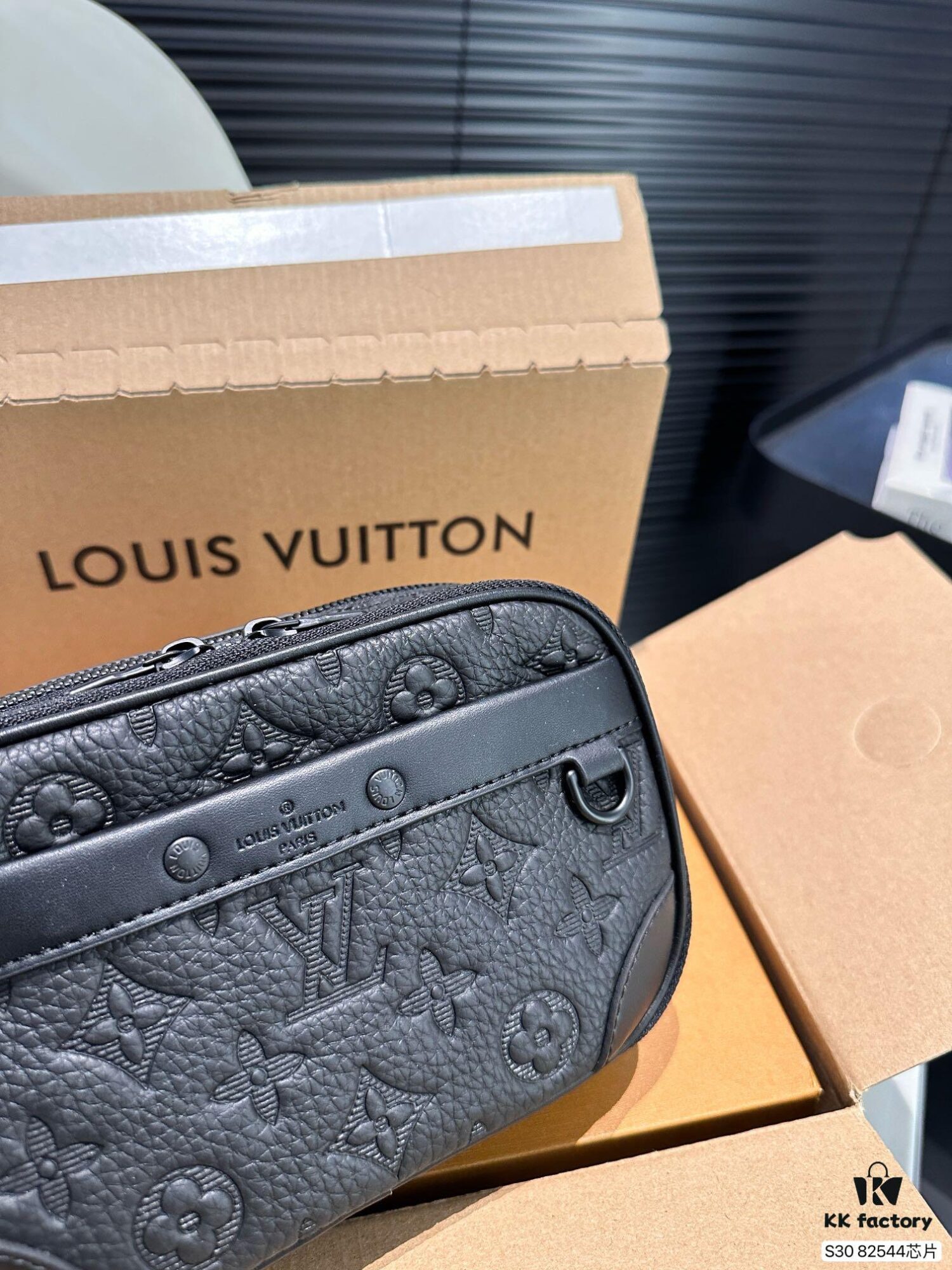 692f13b54ecd253cf1079163 LV New Men's Camera Bag with Airplane Box Folding Packaging