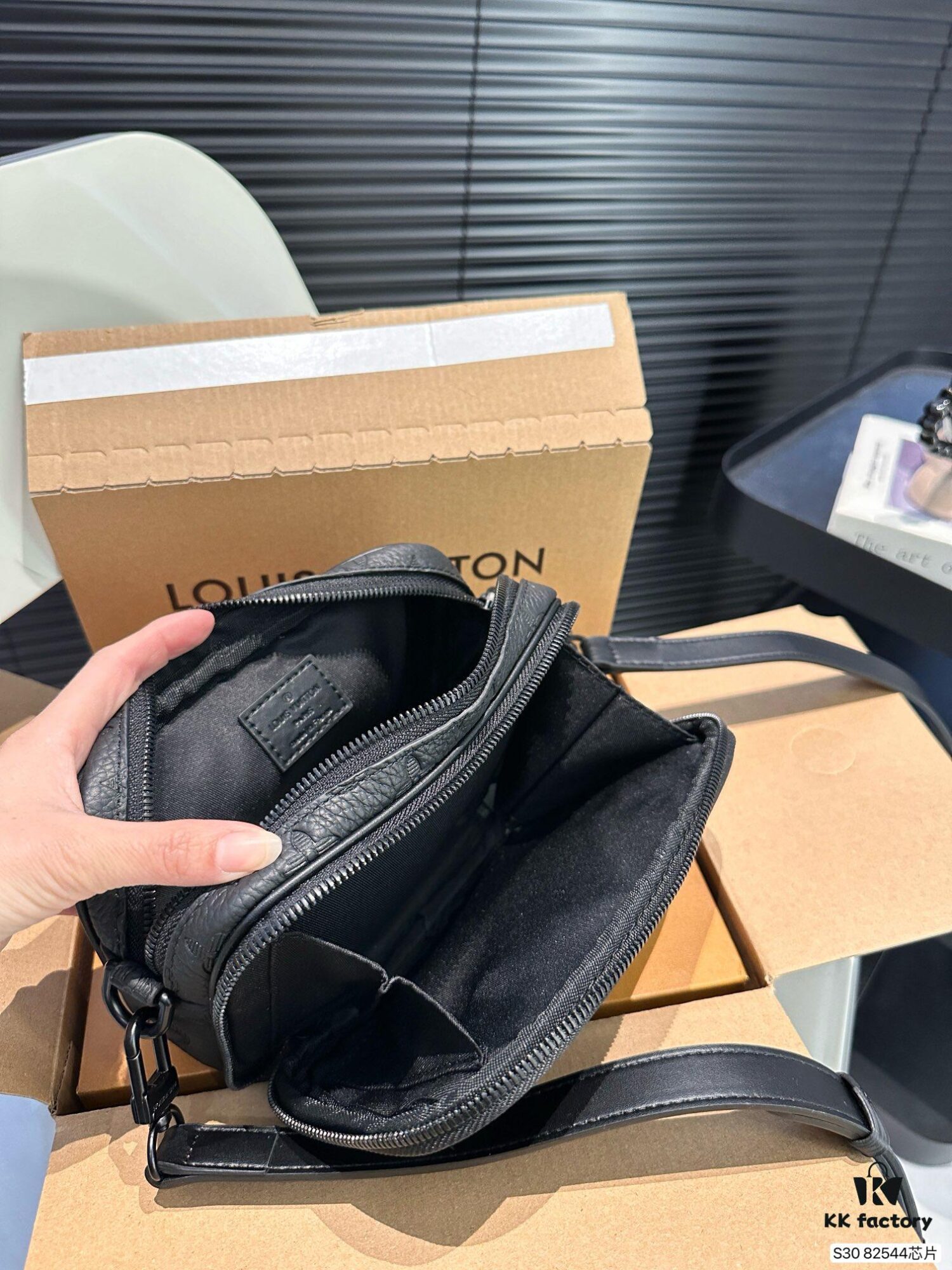 692f13b64ecd253cf1079166 LV New Men's Camera Bag with Airplane Box Folding Packaging