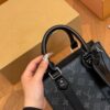 692f13c34ecd253cf1079187 LV Men's Sac Plat VOYAGER Tote Bag with Foldable Aircraft Box, Size: 22.19cm