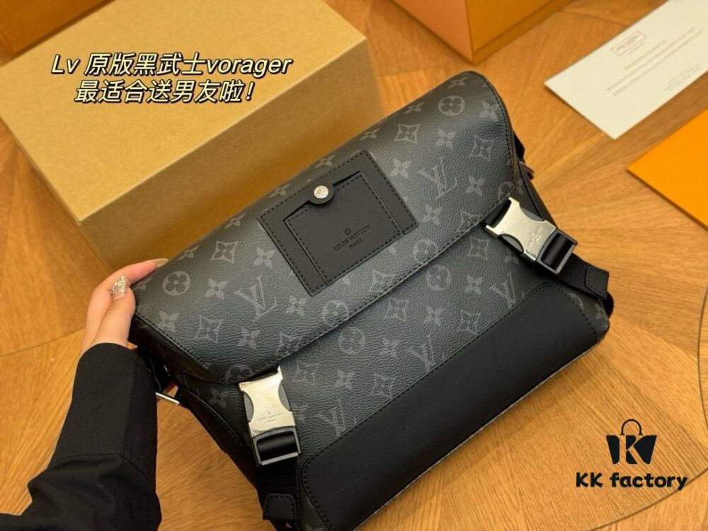 692f13c64ecd253cf1079191 LV Men's Messenger Bag VOYAGER Foldable Box Style Size 28*25cm