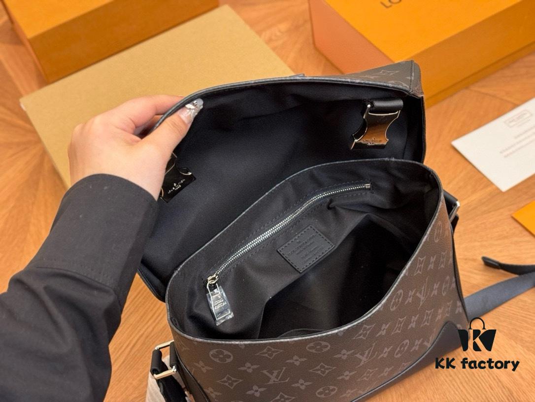 692f13c74ecd253cf1079193 LV Men's Messenger Bag VOYAGER Foldable Box Style Size 28*25cm