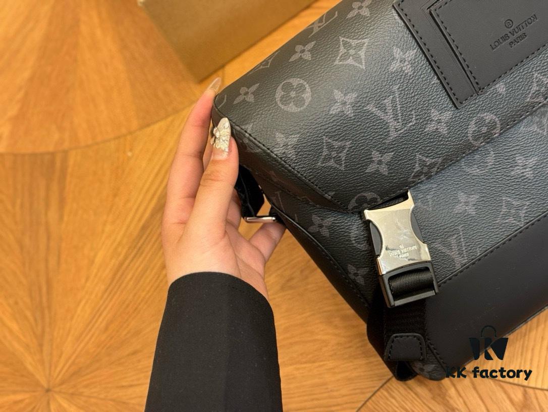 692f13c74ecd253cf1079195 LV Men's Messenger Bag VOYAGER Foldable Box Style Size 28*25cm