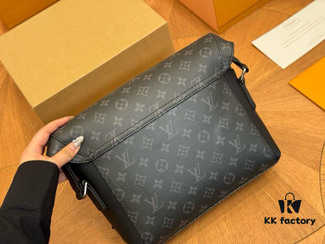 692f13c84ecd253cf1079196 LV Men's Messenger Bag VOYAGER Foldable Box Style Size 28*25cm