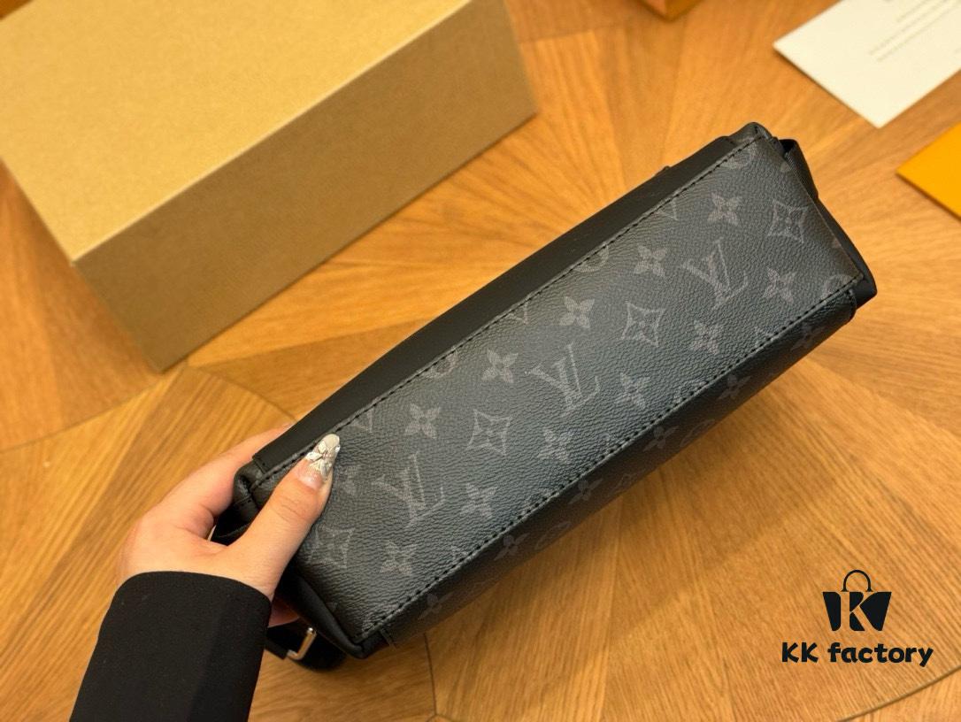 692f13c84ecd253cf1079197 LV Men's Messenger Bag VOYAGER Foldable Box Style Size 28*25cm