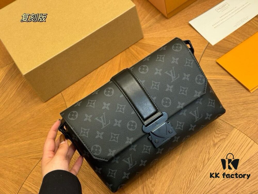 692f13d44ecd253cf10791af LV Men's Messenger Bag VOYAGER Foldable Box Airplane Box Size: 28*18cm